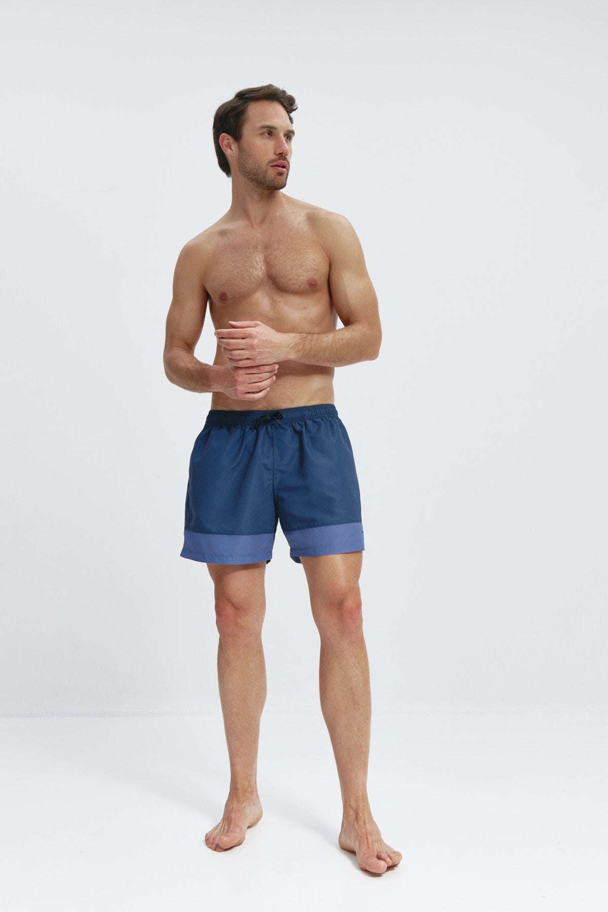 Bañador de hombre azul pacífico: Bañador de hombre en color azul pacífico con secado rápido, protección UV50+, ligero, resistente y cómodo. Foto cuerpo entero.