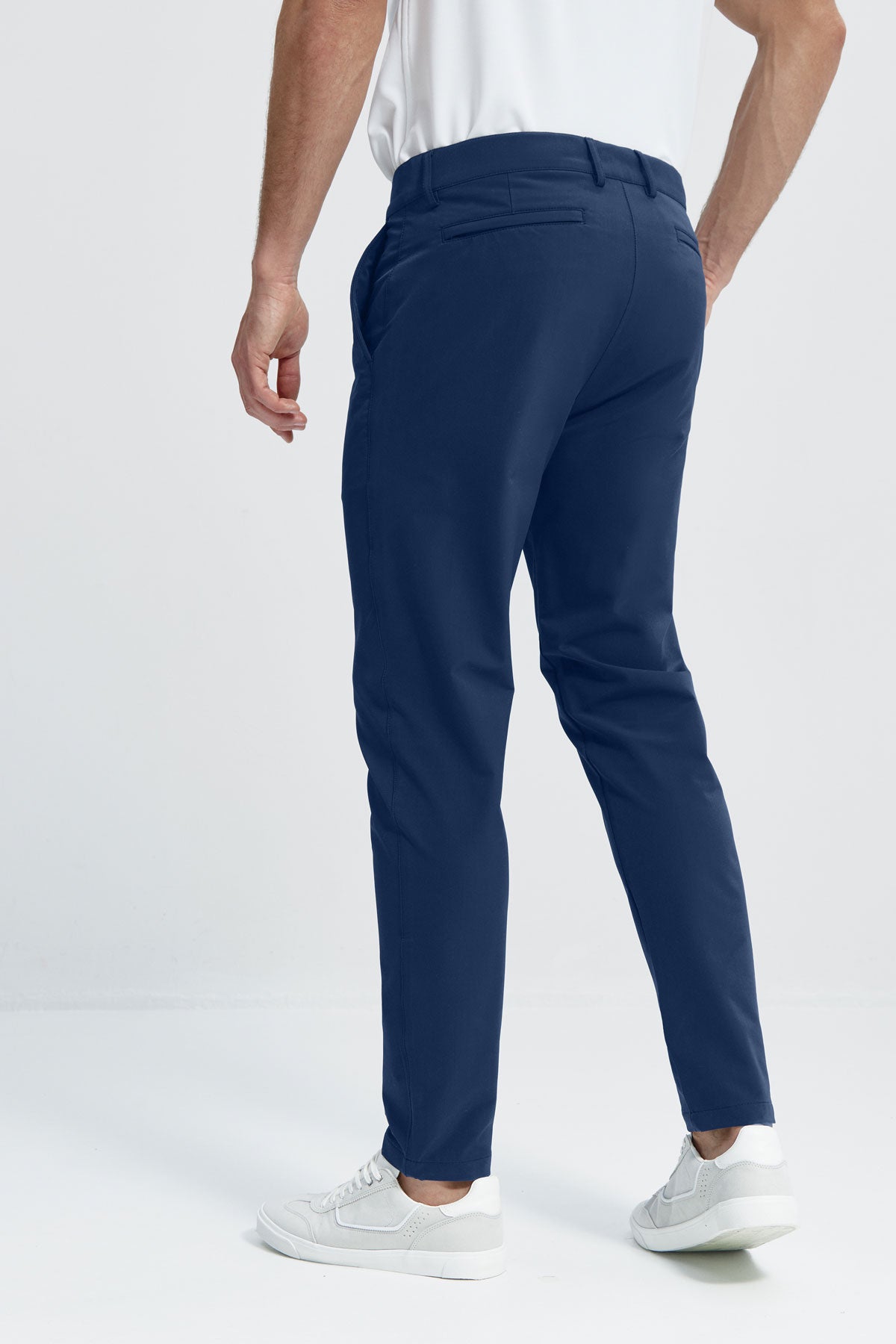 Pantalón para hombre azul marino: Pantalón chino slim azul marino para hombre con tecnología termorreguladora Coolmax. Foto espalda