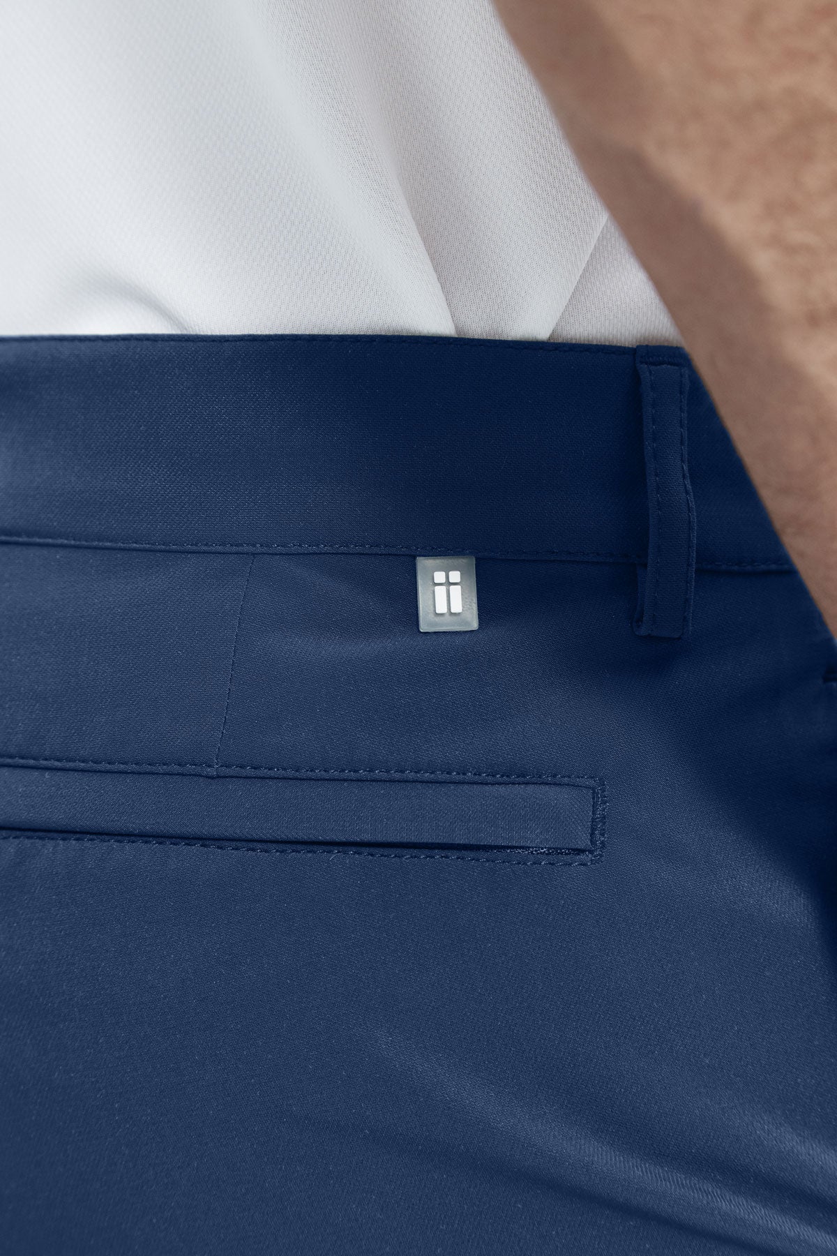 Pantalón para hombre azul marino: Pantalón chino slim azul marino para hombre con tecnología termorreguladora Coolmax. Foto detalle cintura