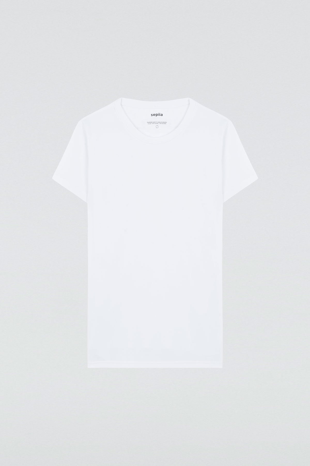 camiseta mujer basica blanca de manga corta. foto prenda en plano.