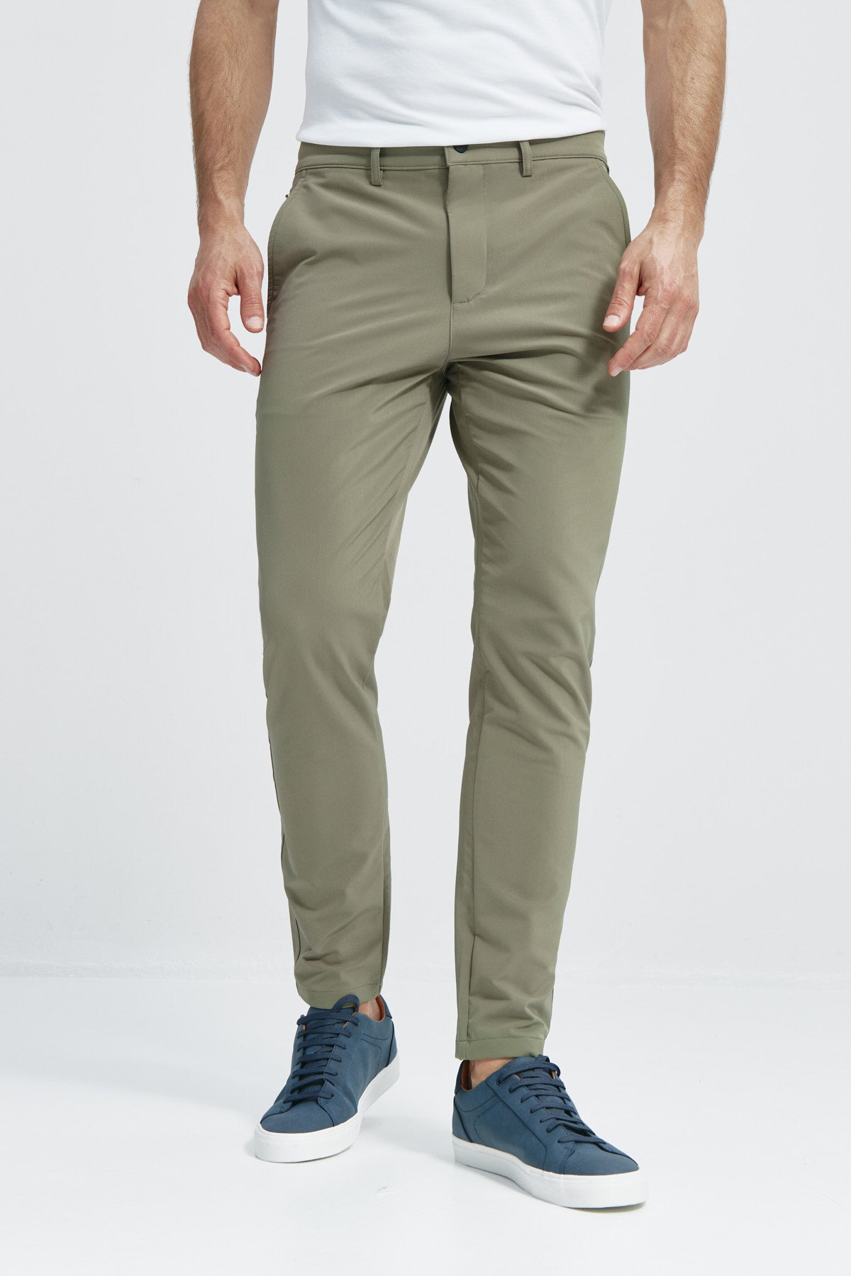 Pantalón Groundbreaker en verde de Sepiia, diseñado para uso diario con tecnología antiarrugas y antimanchas. Foto de frente.