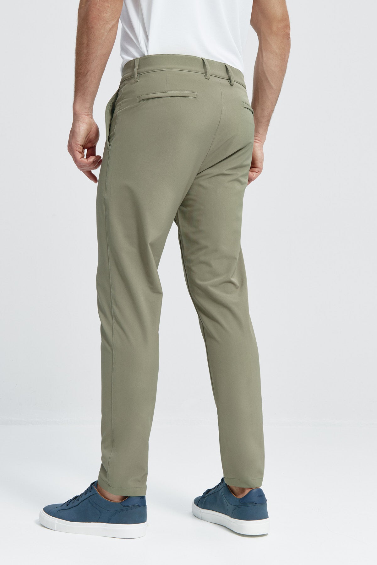Pantalón Groundbreaker en verde de Sepiia, diseñado para uso diario con tecnología antiarrugas y antimanchas. Foto de espalda.