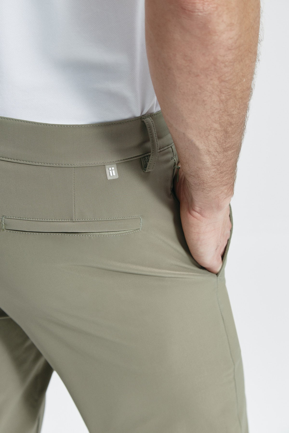 Pantalón Groundbreaker en verde de Sepiia, diseñado para uso diario con tecnología antiarrugas y antimanchas. Foto detalle.