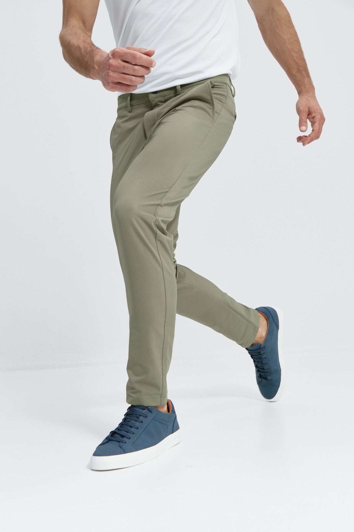 Pantalón Groundbreaker en verde de Sepiia, diseñado para uso diario con tecnología antiarrugas y antimanchas. Foto flexibilidad.