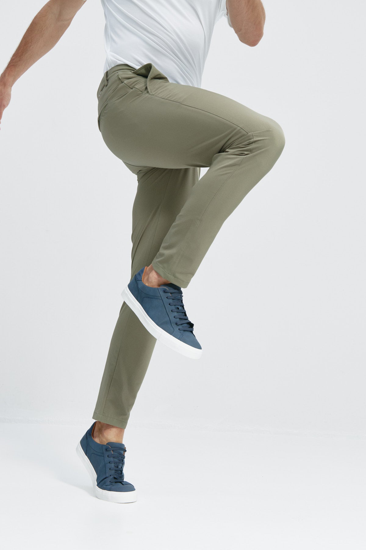 Pantalón Groundbreaker en verde de Sepiia, diseñado para uso diario con tecnología antiarrugas y antimanchas. Foto flexibilidad.