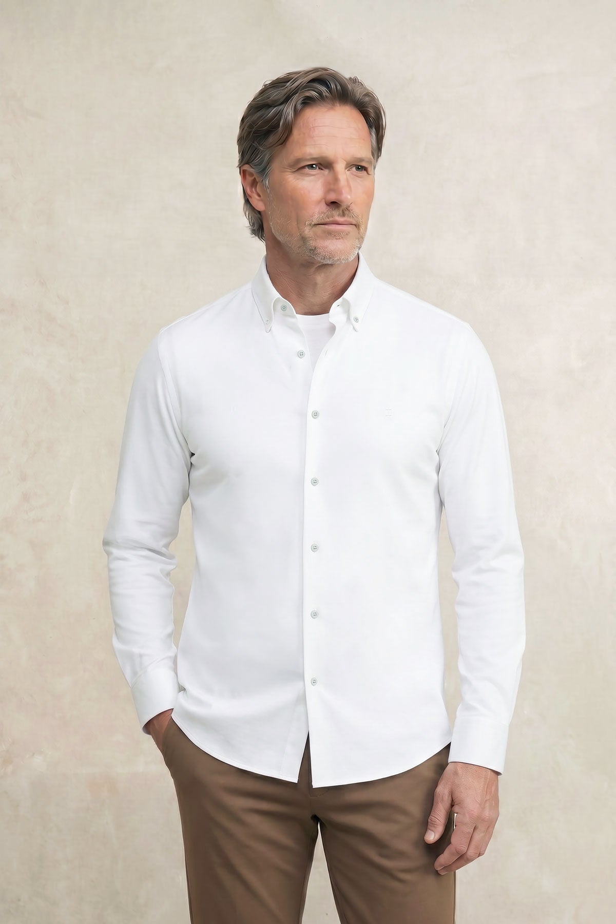 Camisa casual masculina branca regular fit com logotipo