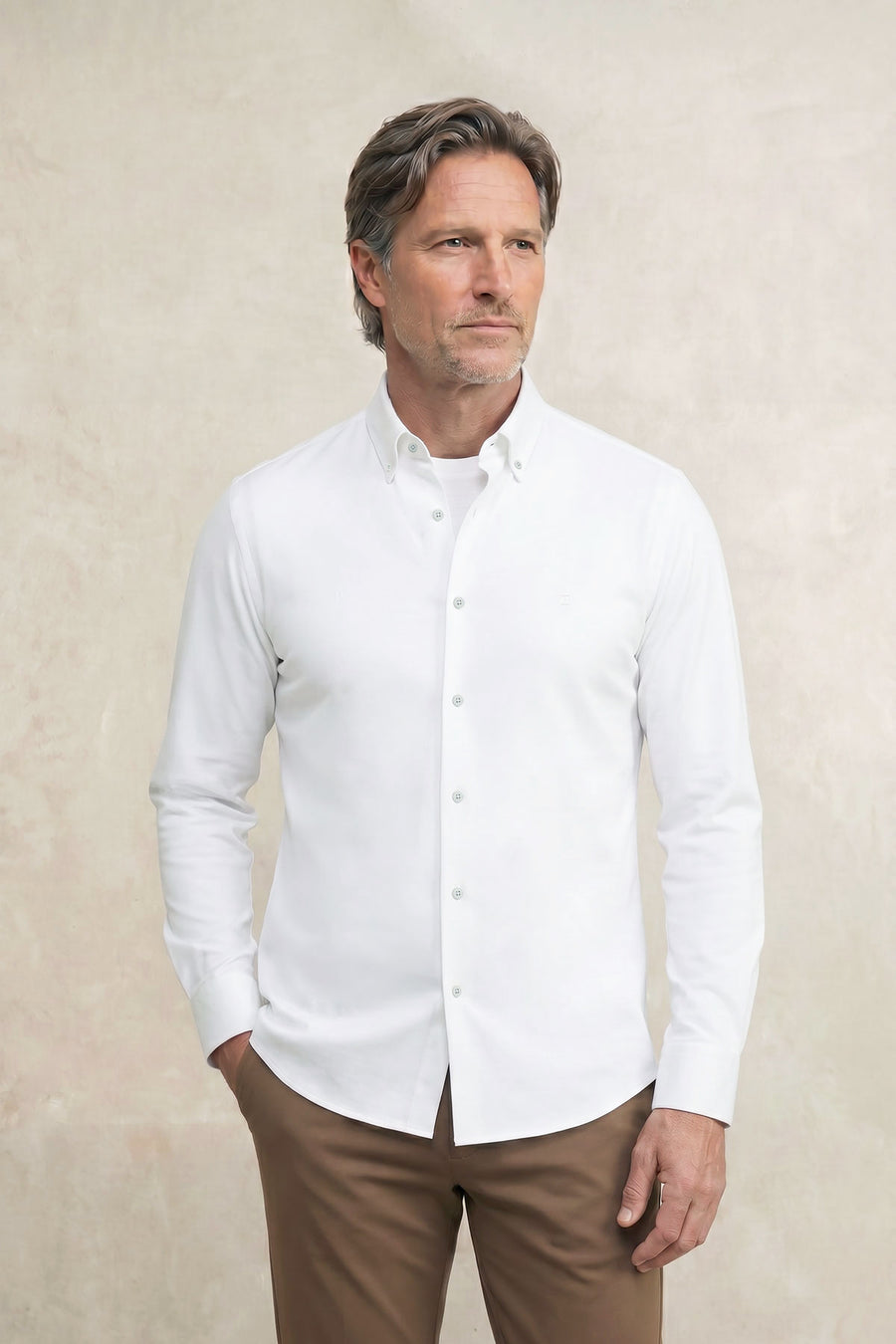 Camisa casual masculina branca regular fit com logotipo