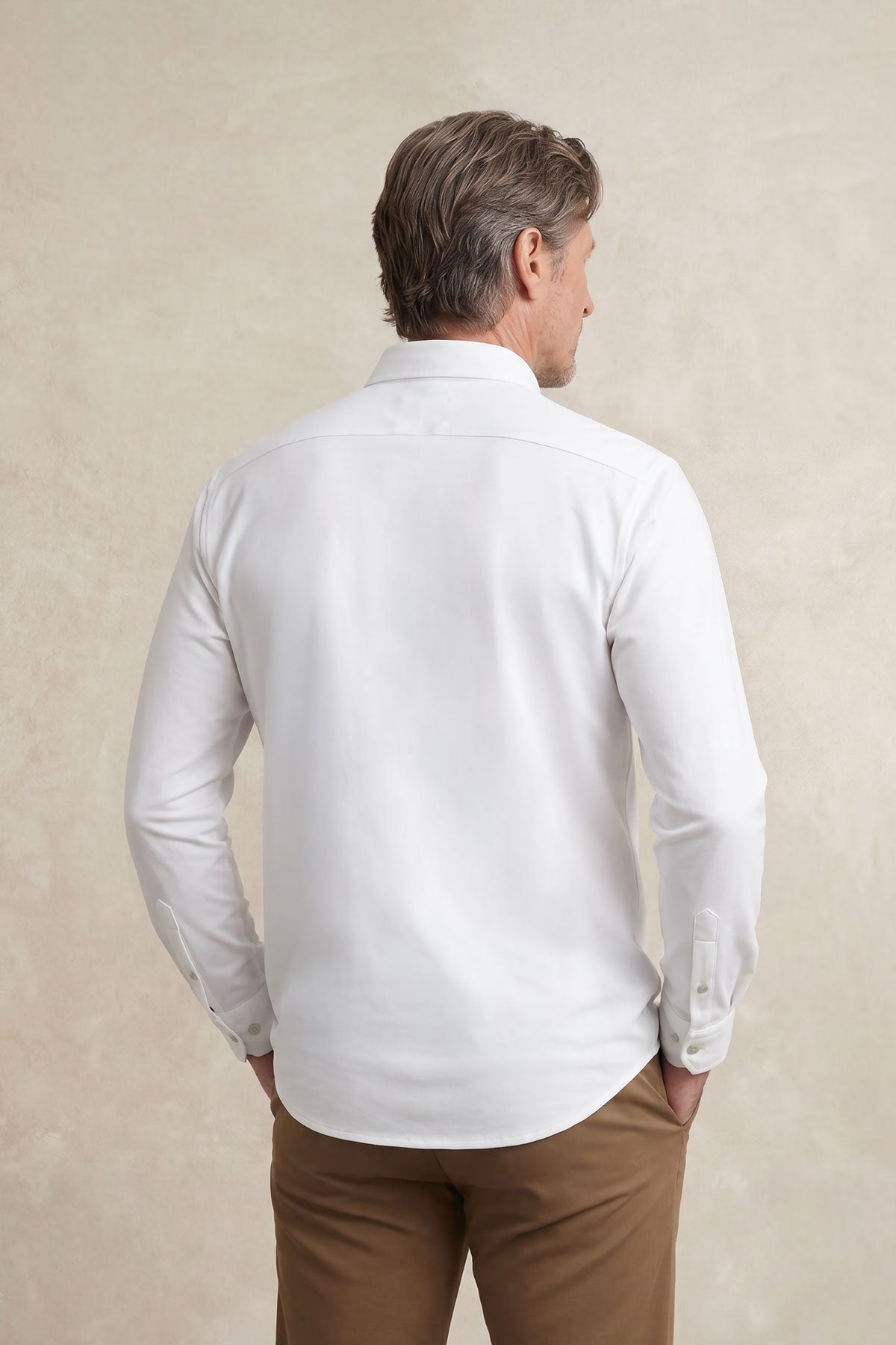 Camisa casual masculina branca regular fit com logotipo