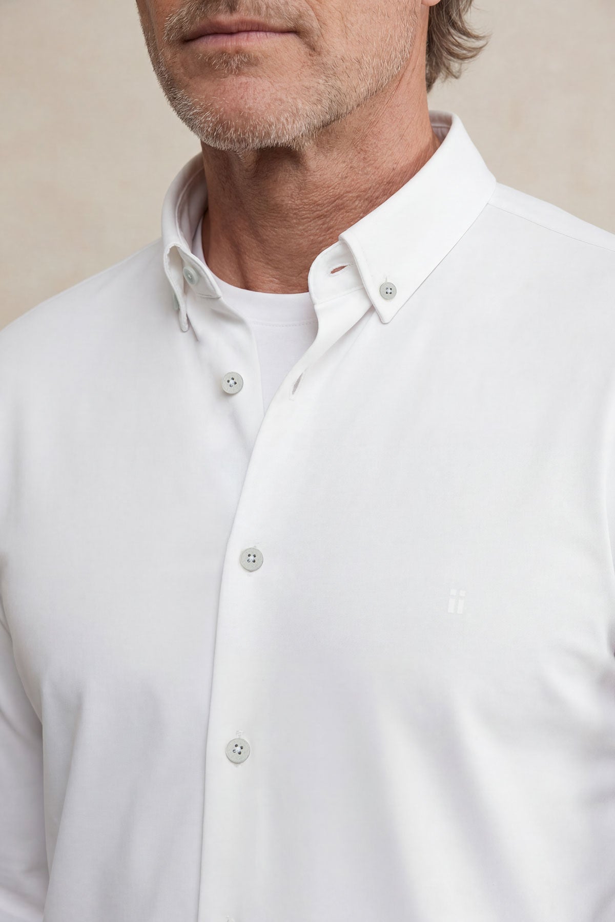 Camisa casual masculina branca regular fit com logotipo