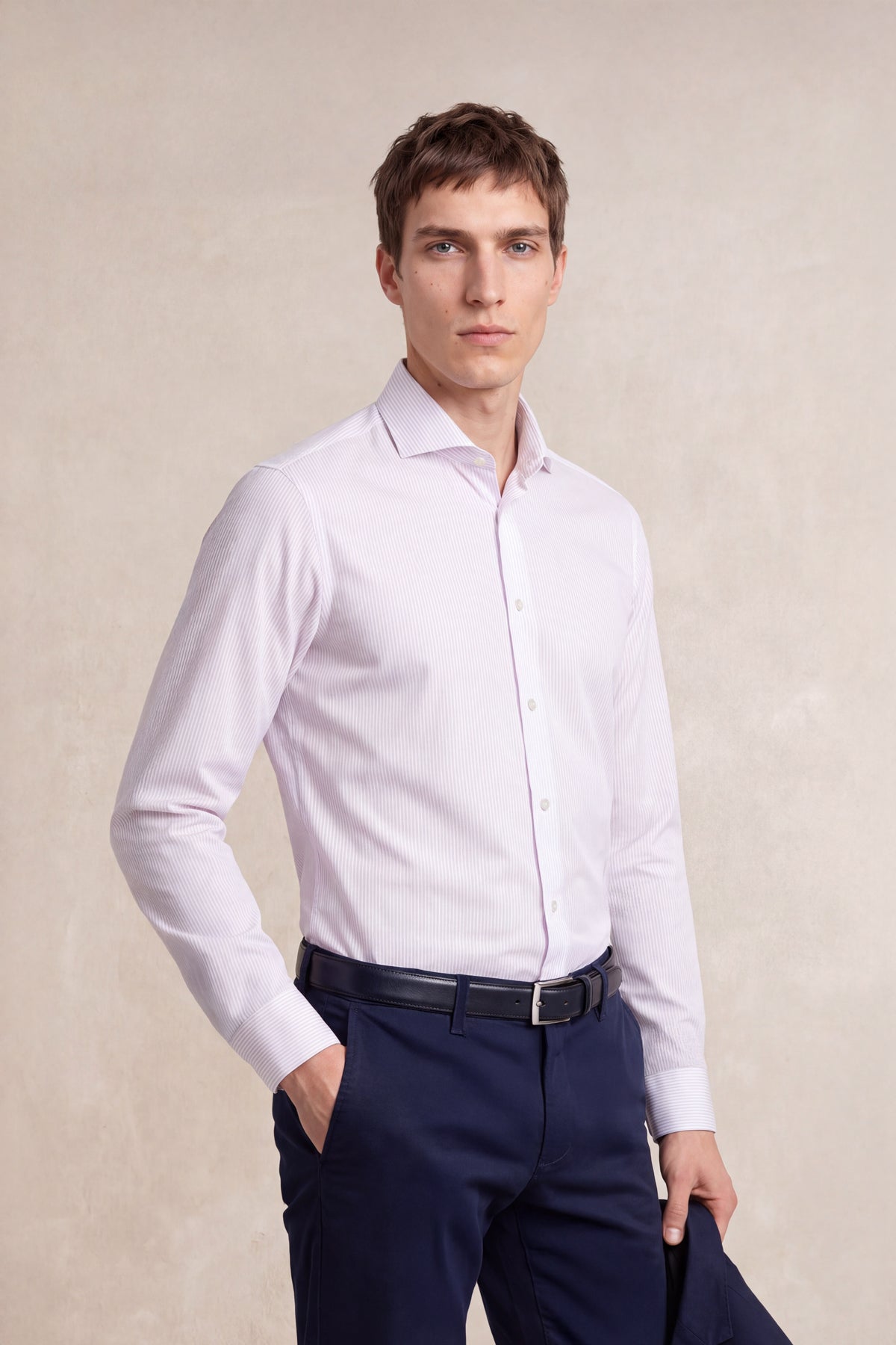 Camisa social para homem com estampado listrado rosa regular e gola recortada
