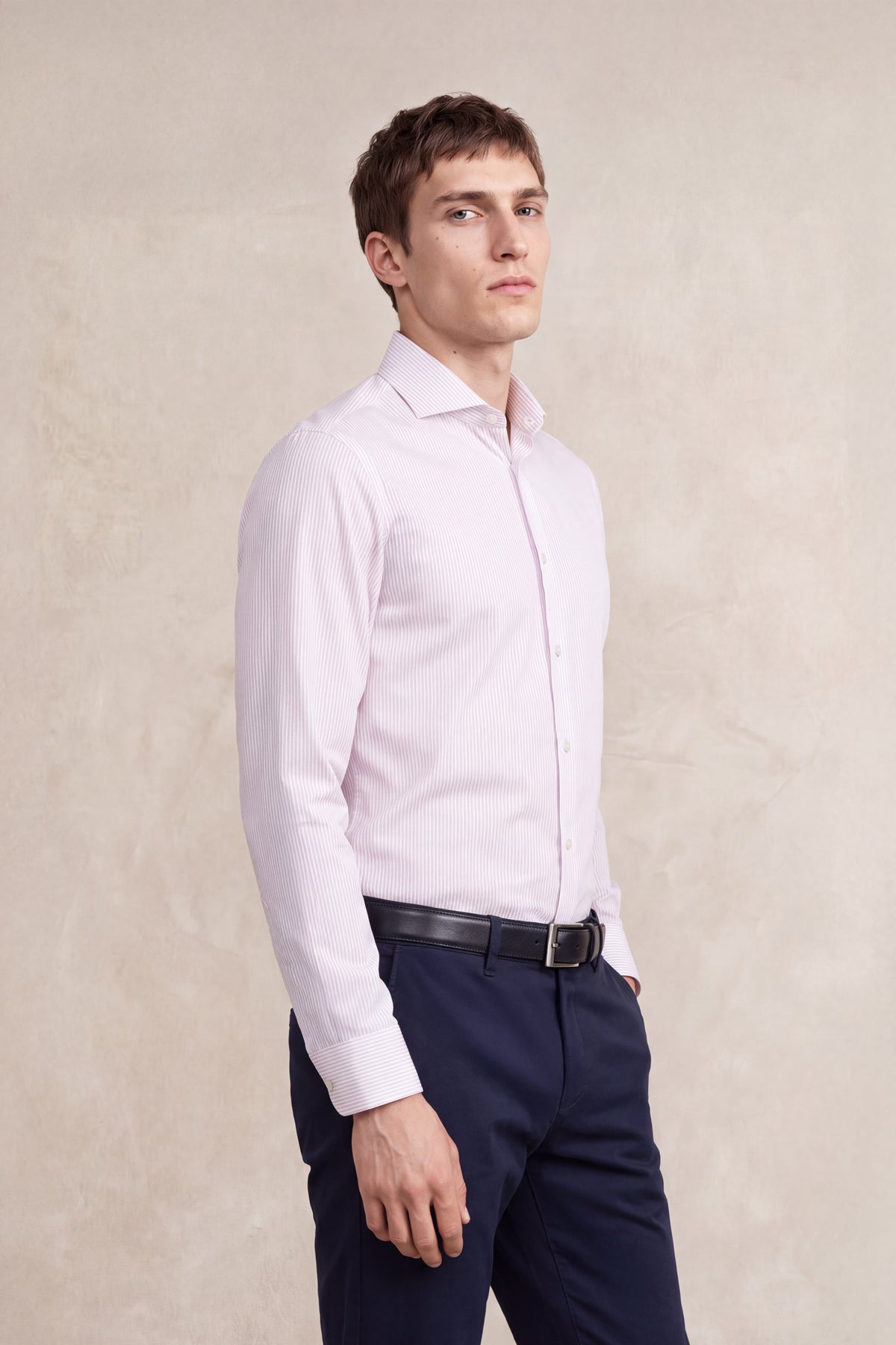 Camisa social para homem com estampado listrado rosa regular e gola recortada
