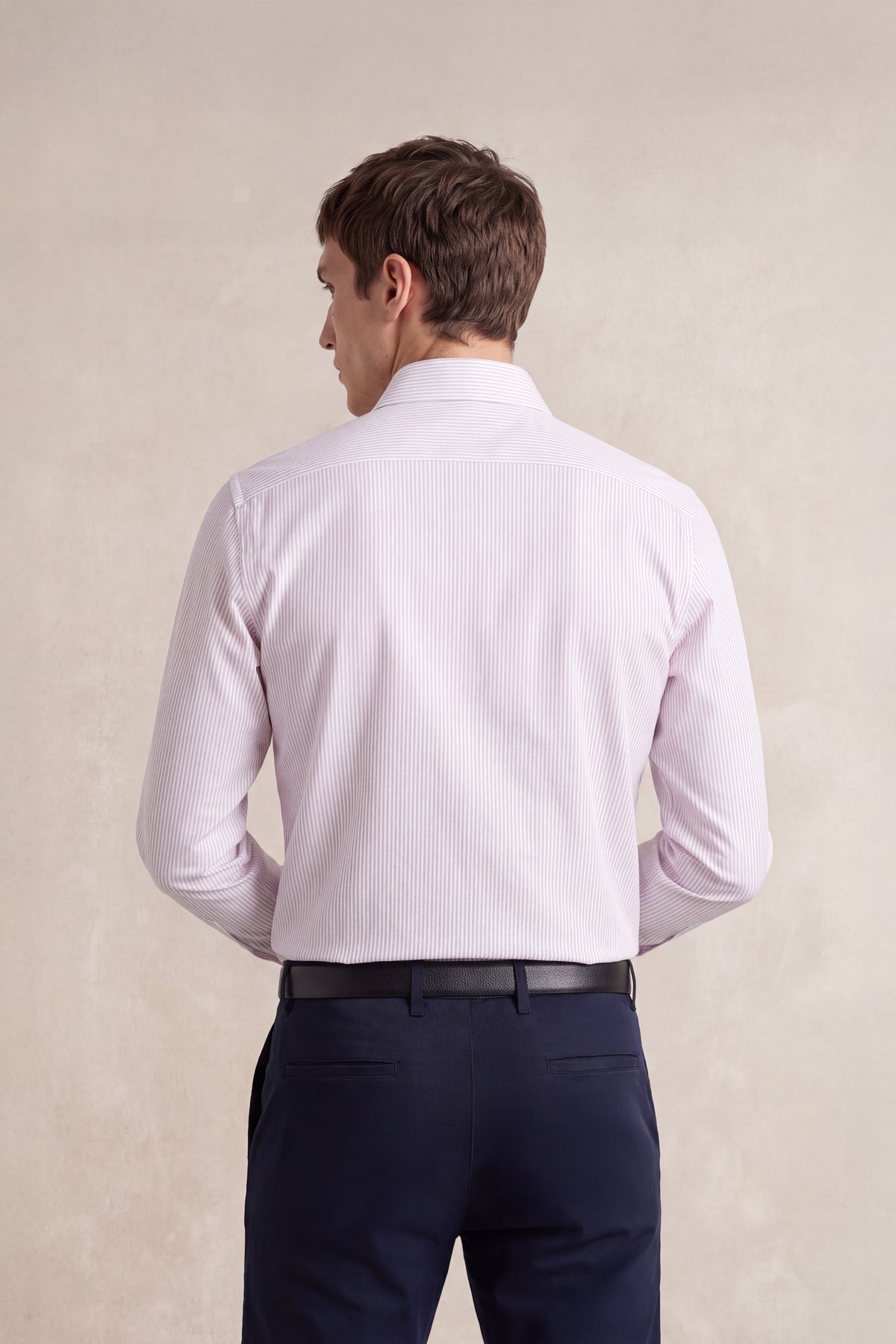 Camisa social para homem com estampado listrado rosa regular e gola recortada