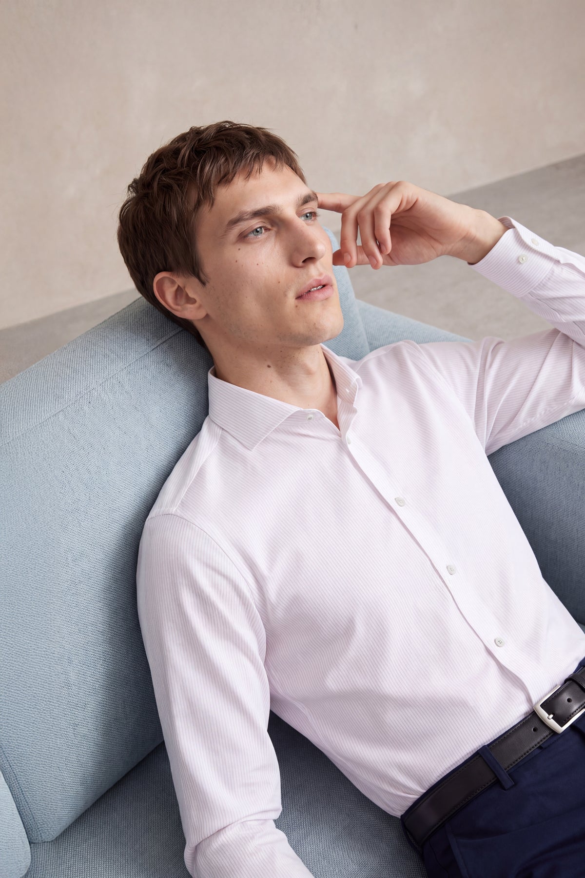 Camisa social para homem com estampado listrado rosa regular e gola recortada