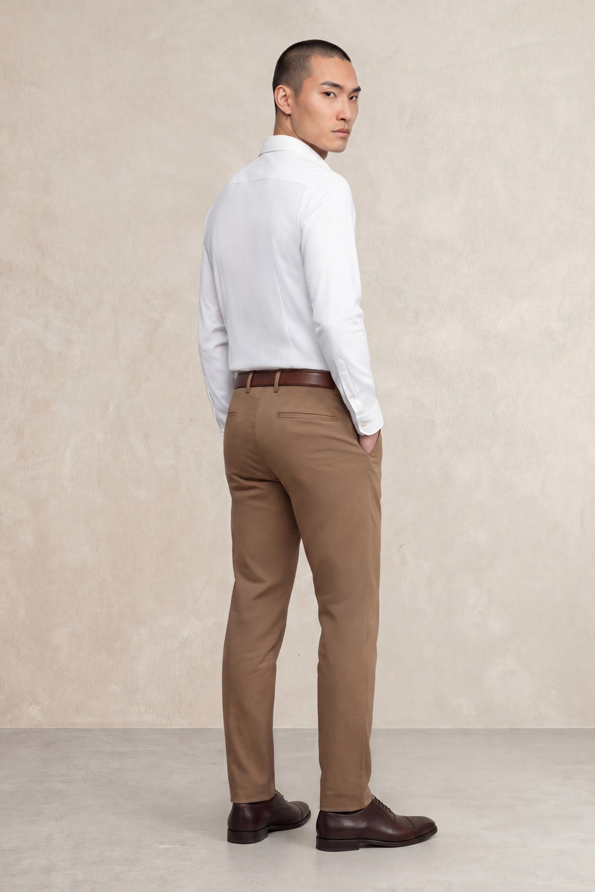 Camisa social masculina branca e justa