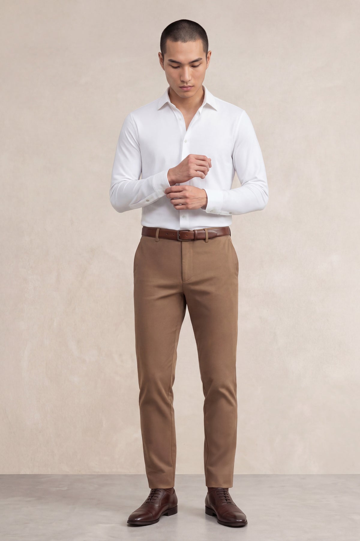 Camisa social masculina branca e justa