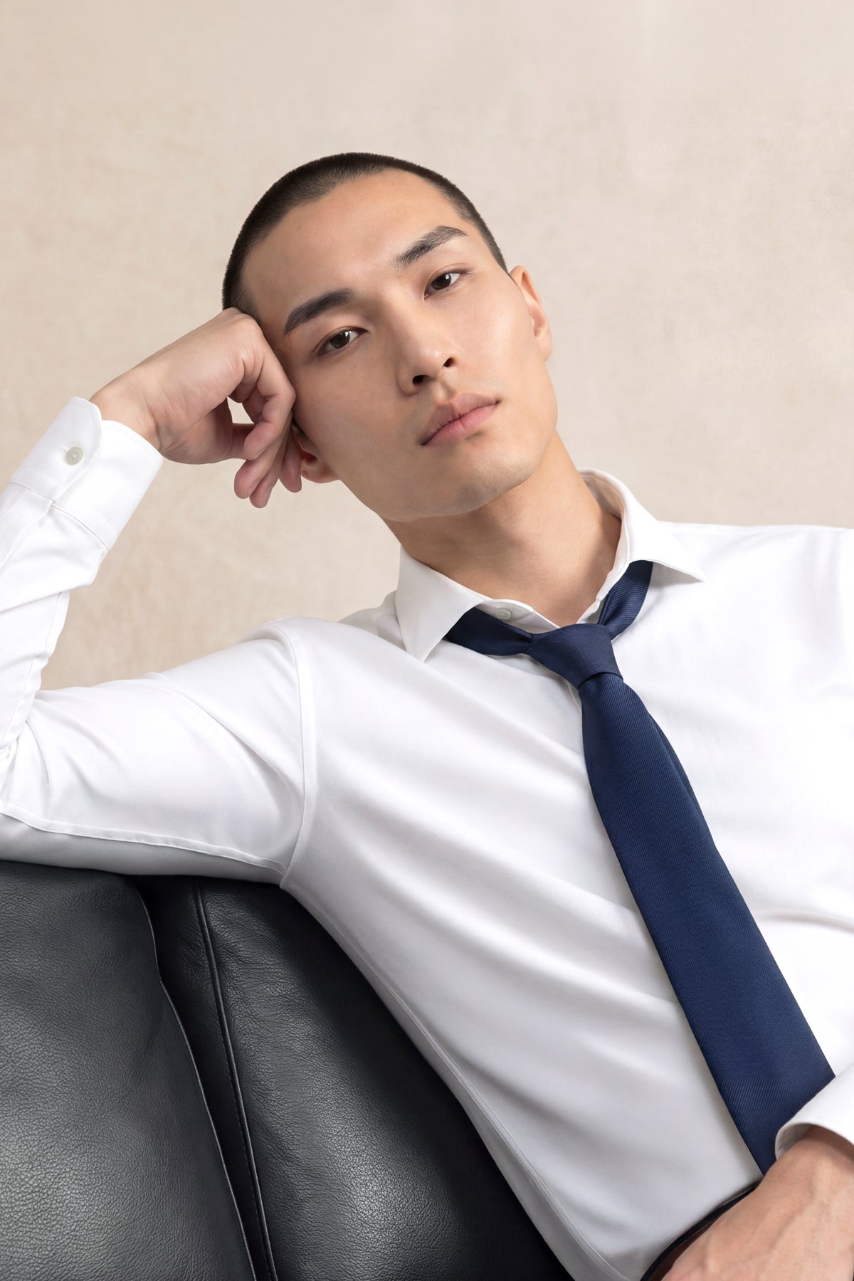 Camisa social masculina branca e justa