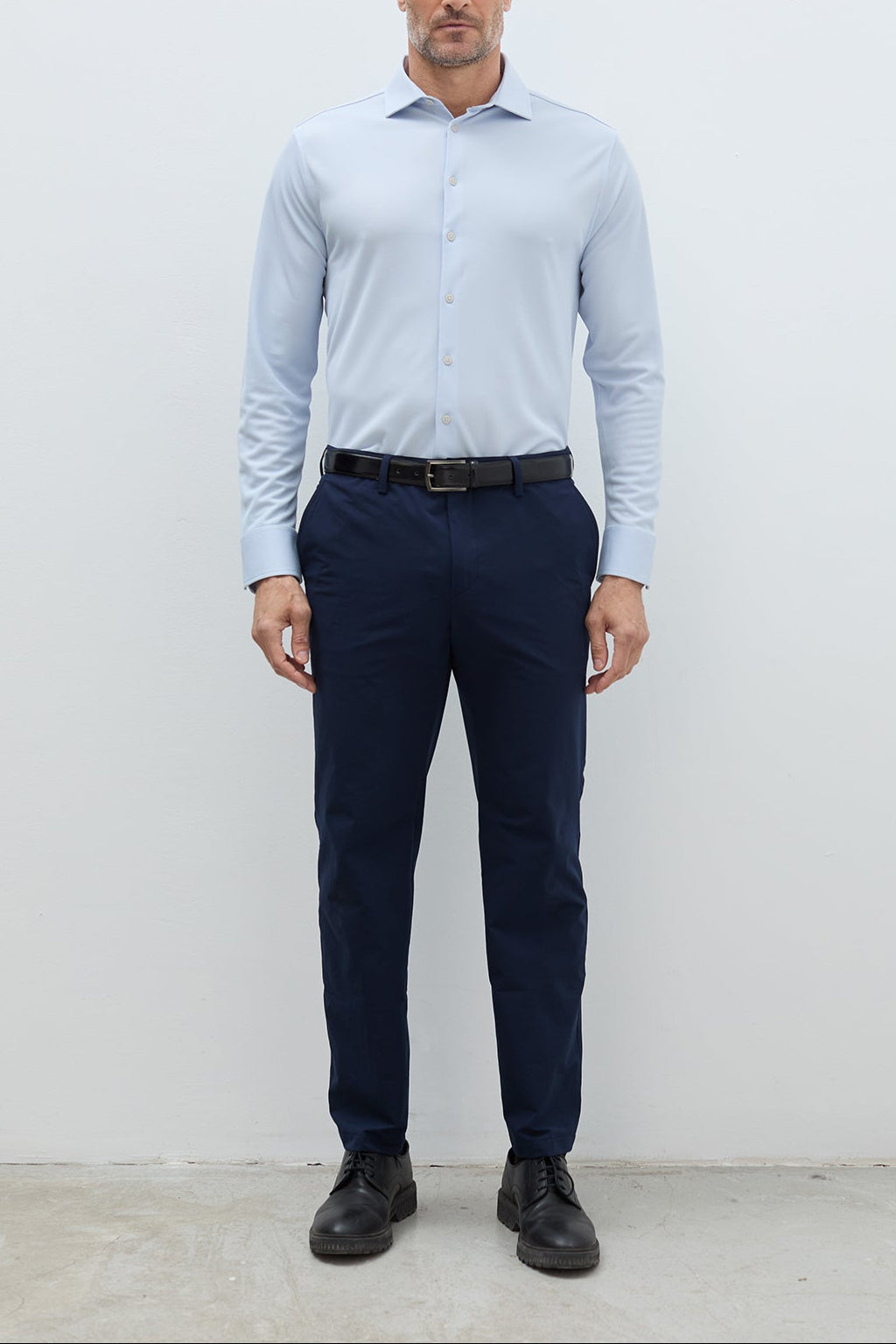 Camisa celeste slim hombre. Foto look completo.