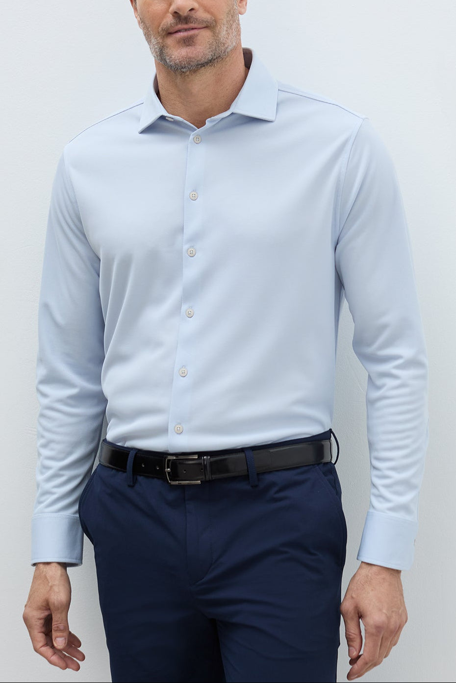 Camisa celeste slim hombre. Foto de frente.