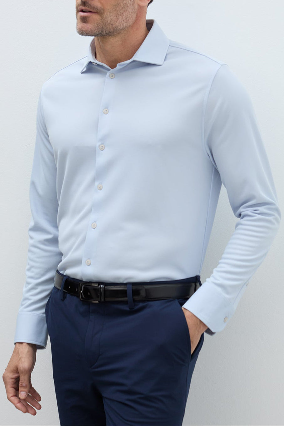 Camisa celeste slim hombre. Foto detalles.