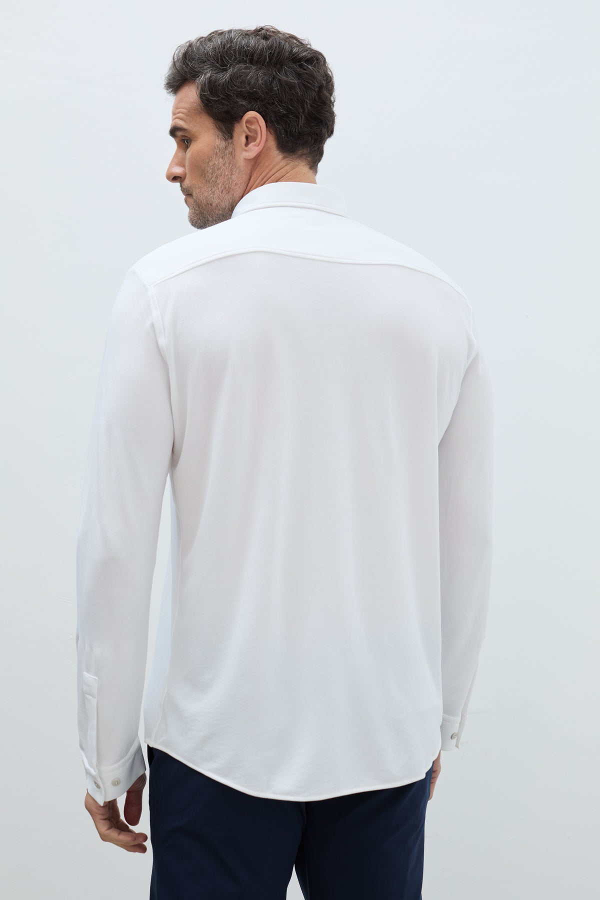 camisa casual blanca regular hombre de manga larga espaldas 