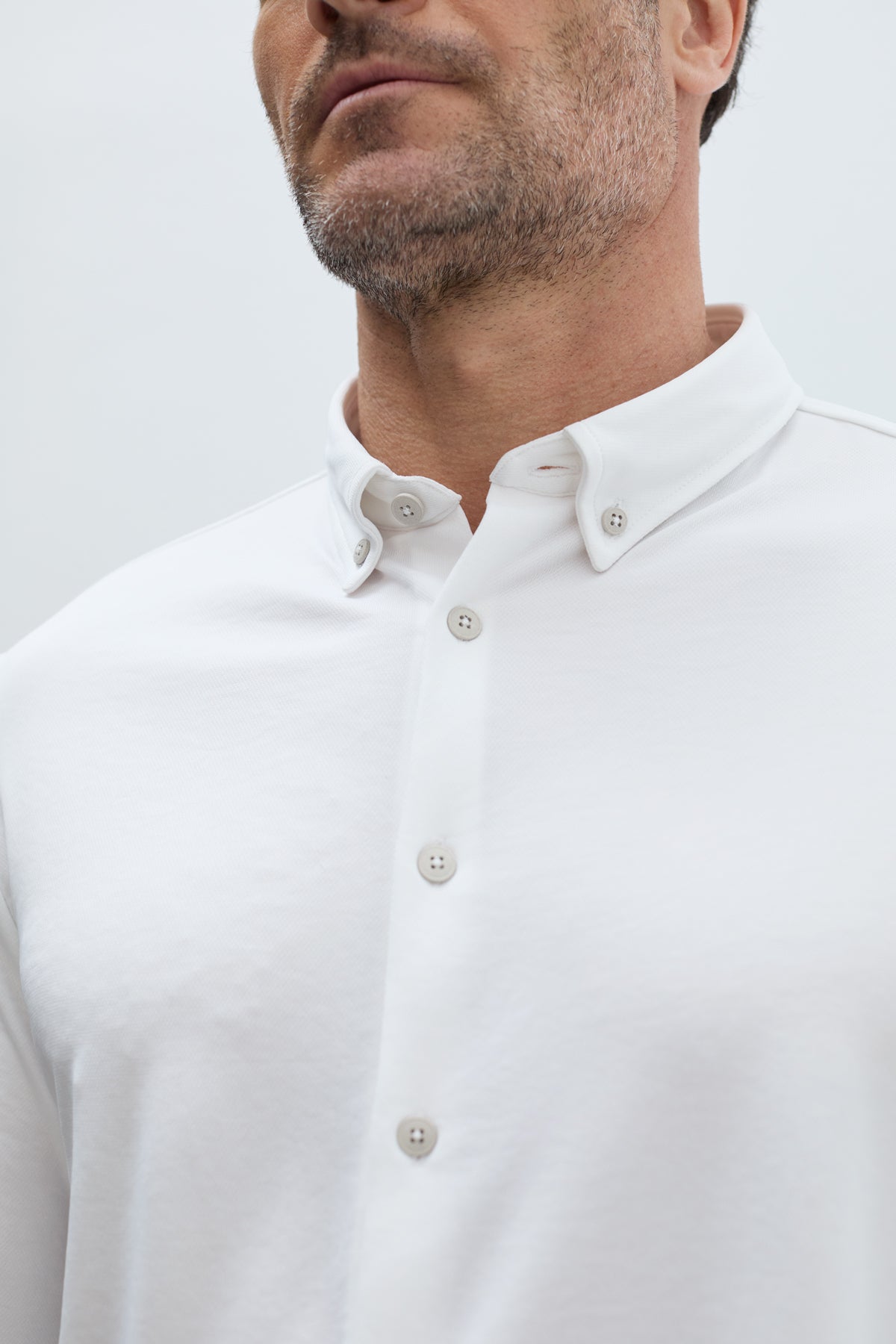 camisa casual blanca regular hombre de manga larga detalle 