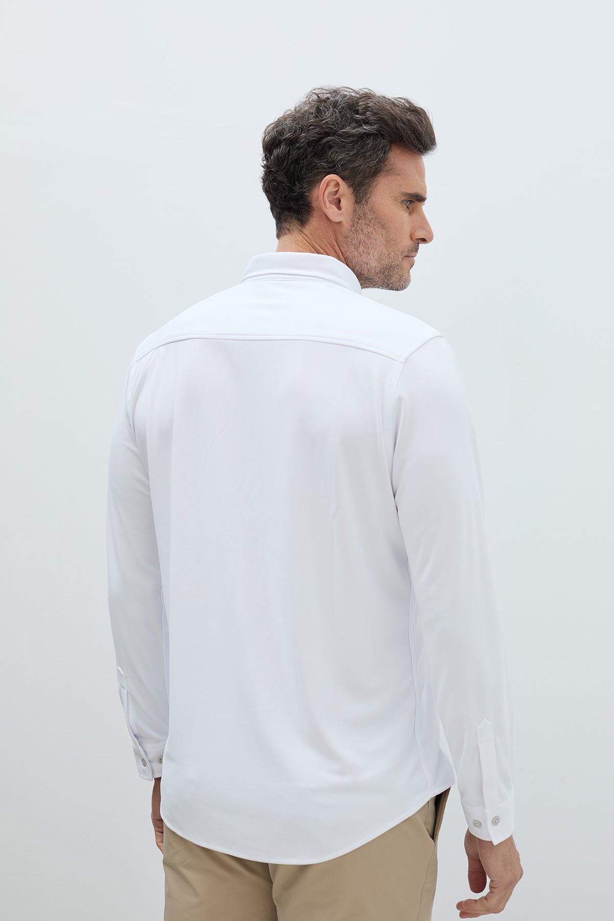 Camisa ice blanca hombre regular. Foto de espaldas.