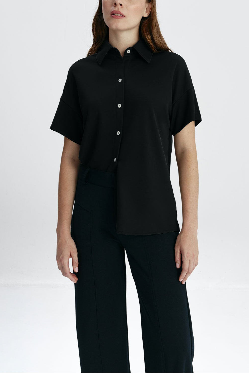 Camisa manga corta mujer negra de Sepiia, estilo y versatilidad en una prenda cómoda y resistente. Foto de frente.