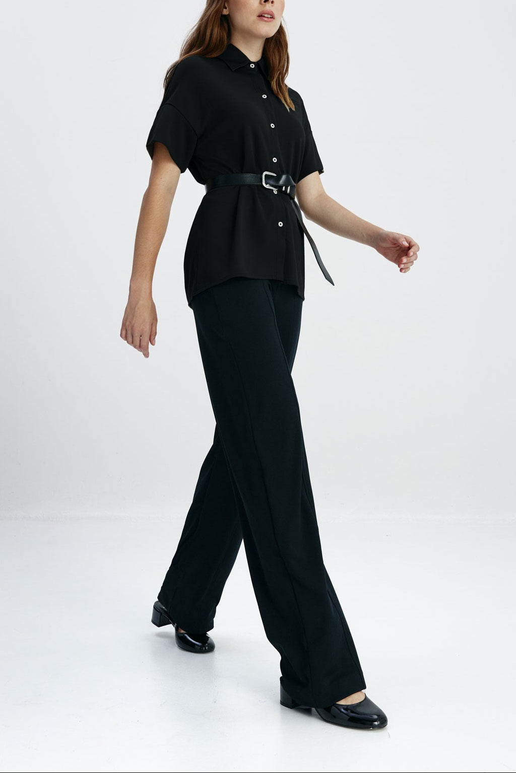 Camisa manga corta mujer negra de Sepiia, estilo y versatilidad en una prenda cómoda y resistente. Foto cuerpo entero perfil.