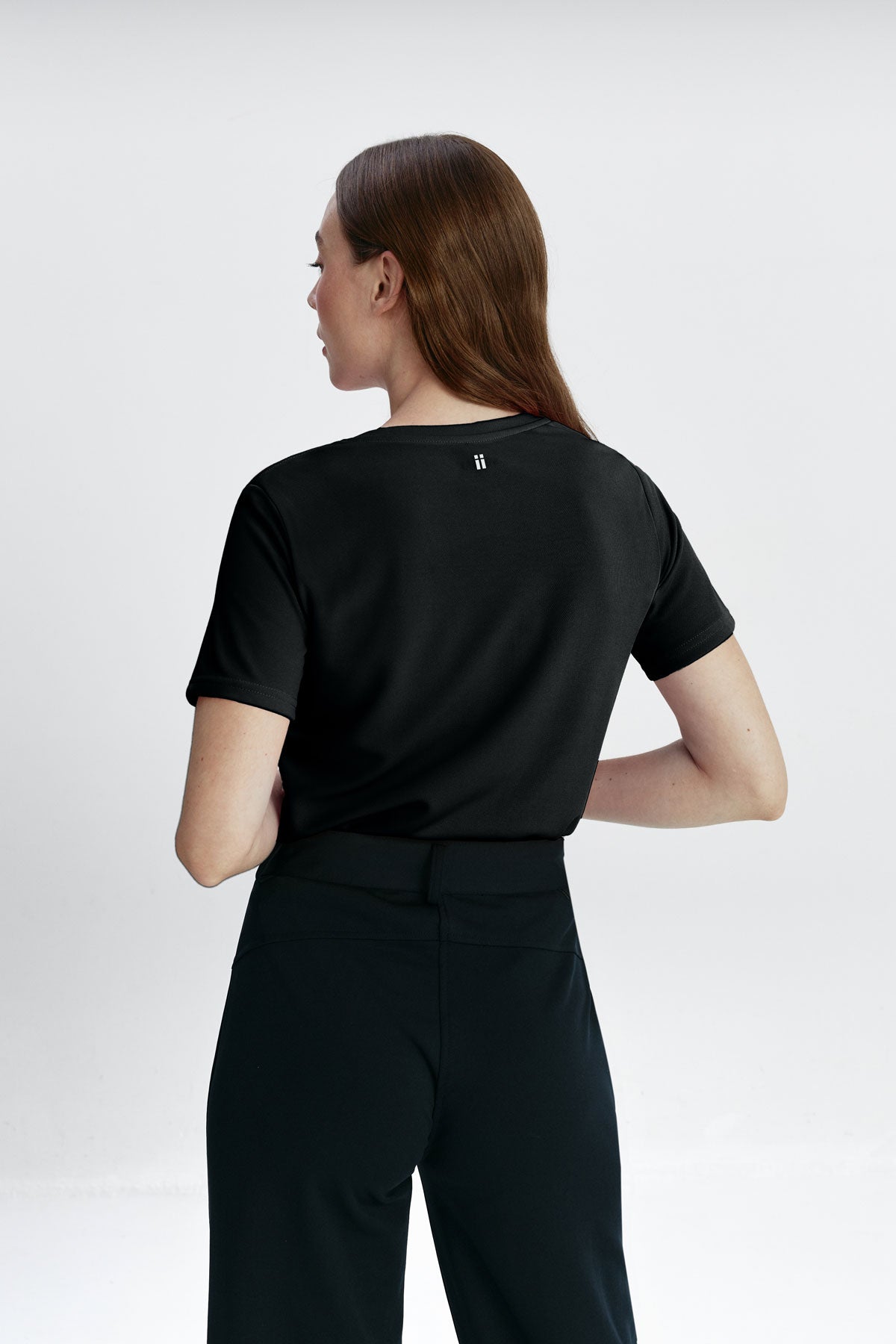 camiseta mujer basica negra. foto de espaldas.