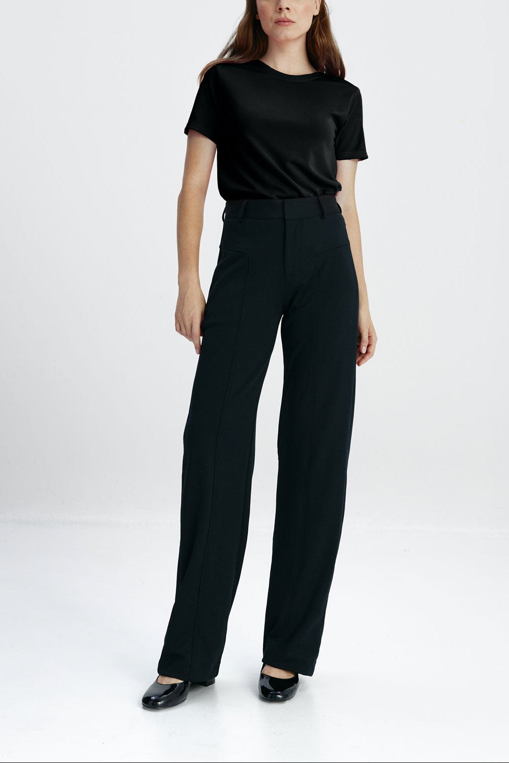 look completo mujer. camiseta basica negra. pantalon negro.