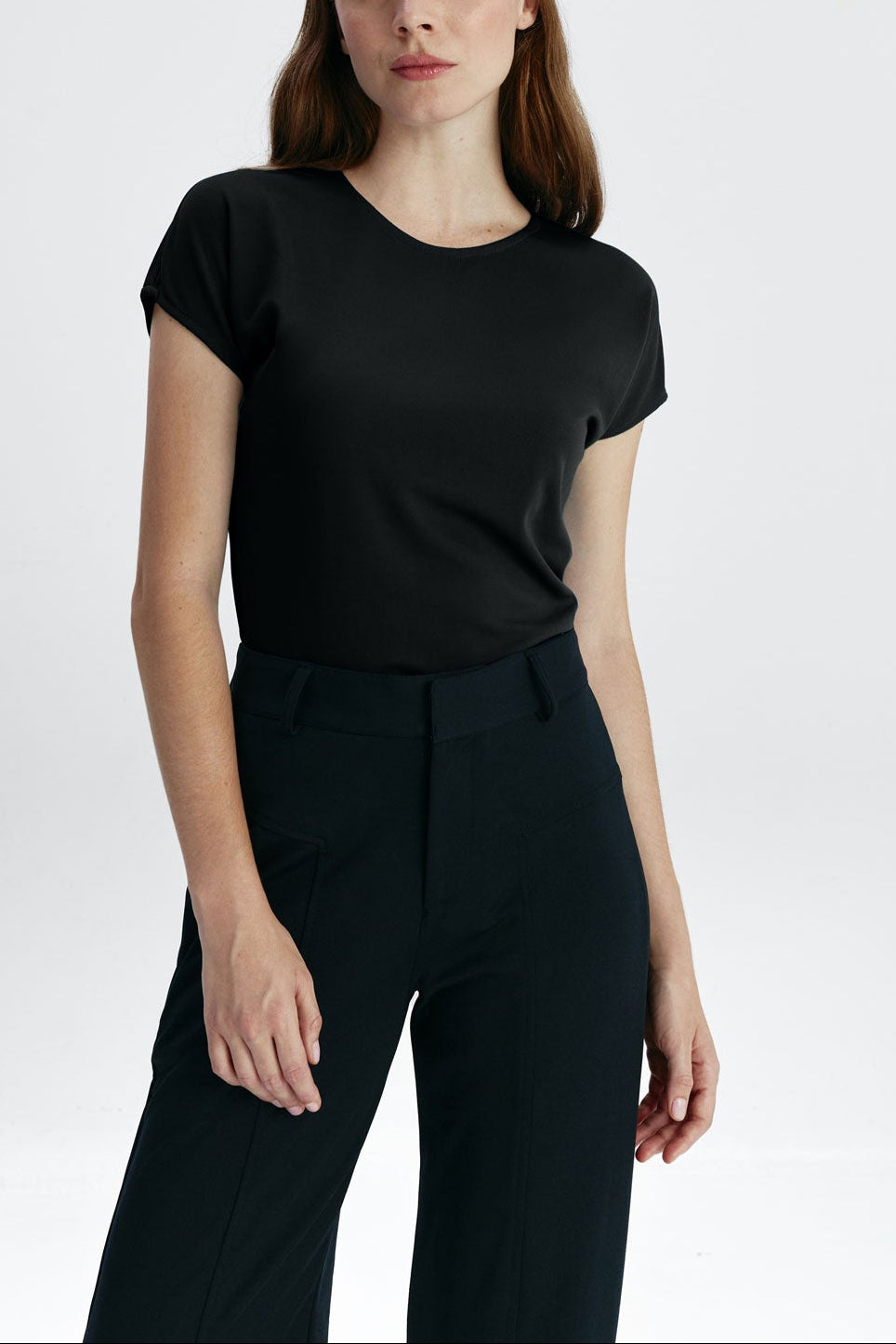 Camiseta para mujer de manga kimono color negro: Camiseta para mujer de manga kimono en color negro, básica y versátil. Foto de frente.