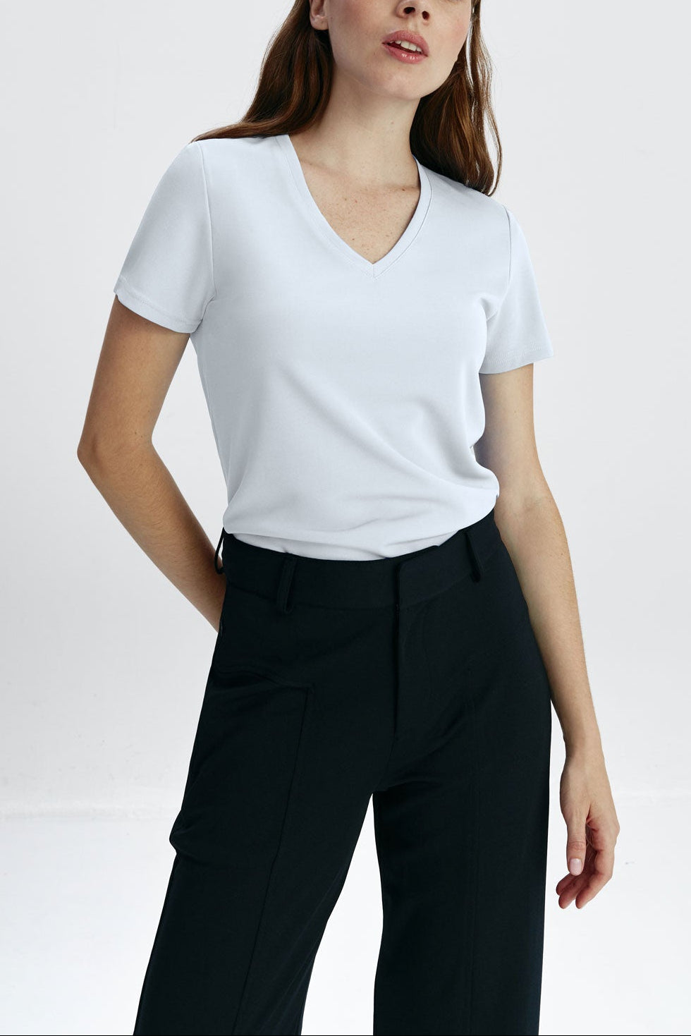 camiseta mujer de pico color blanco manga corta. foto de frente.
