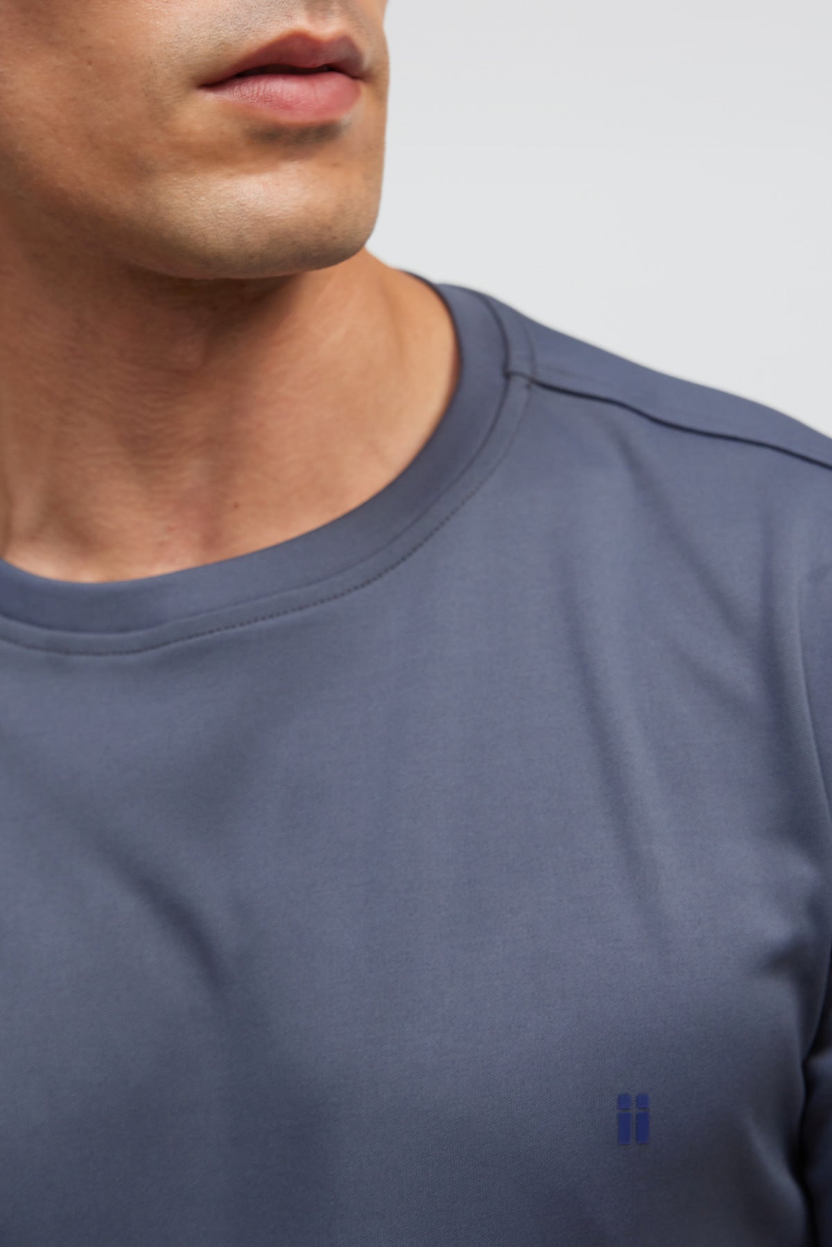 camiseta cuello redondo azul soft detalle 