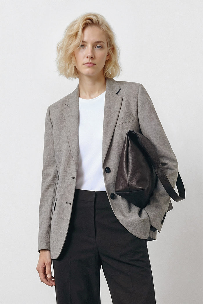 Americana mujer gris plano frontal. 