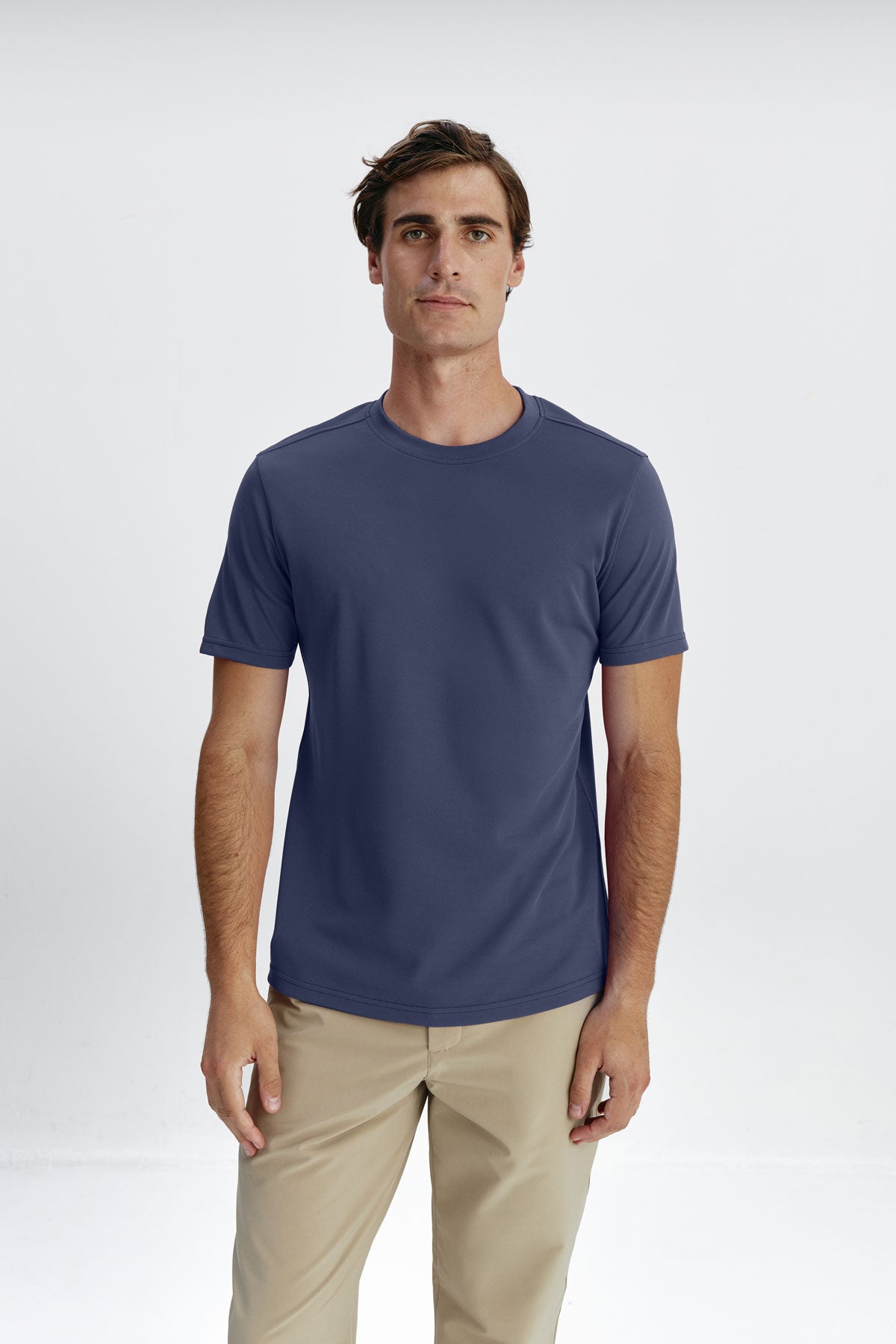 Camiseta azul de hombre con tecnología antimanchas y antiarrugas. Foto de frente.