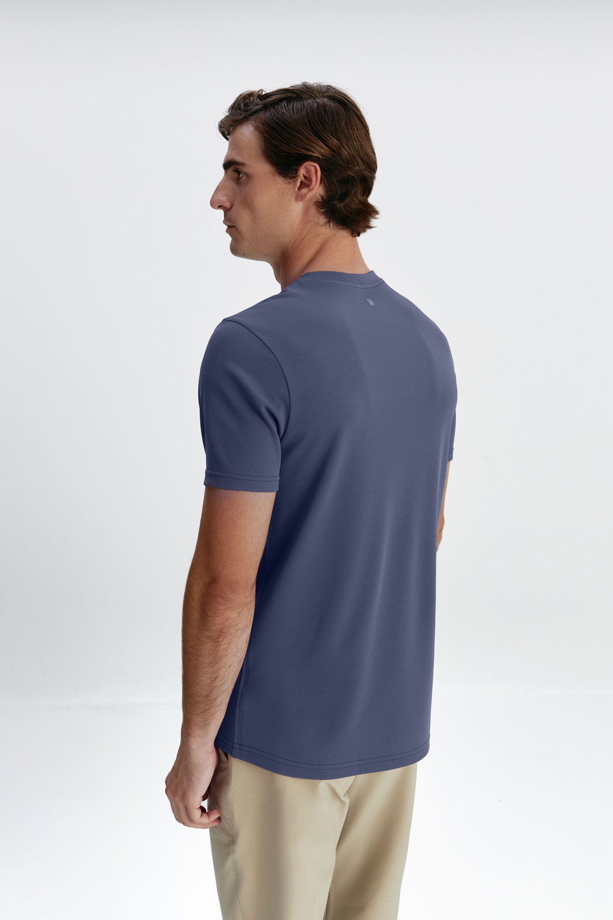 Camiseta azul de hombre con tecnología antimanchas y antiarrugas. Foto de espaldas.