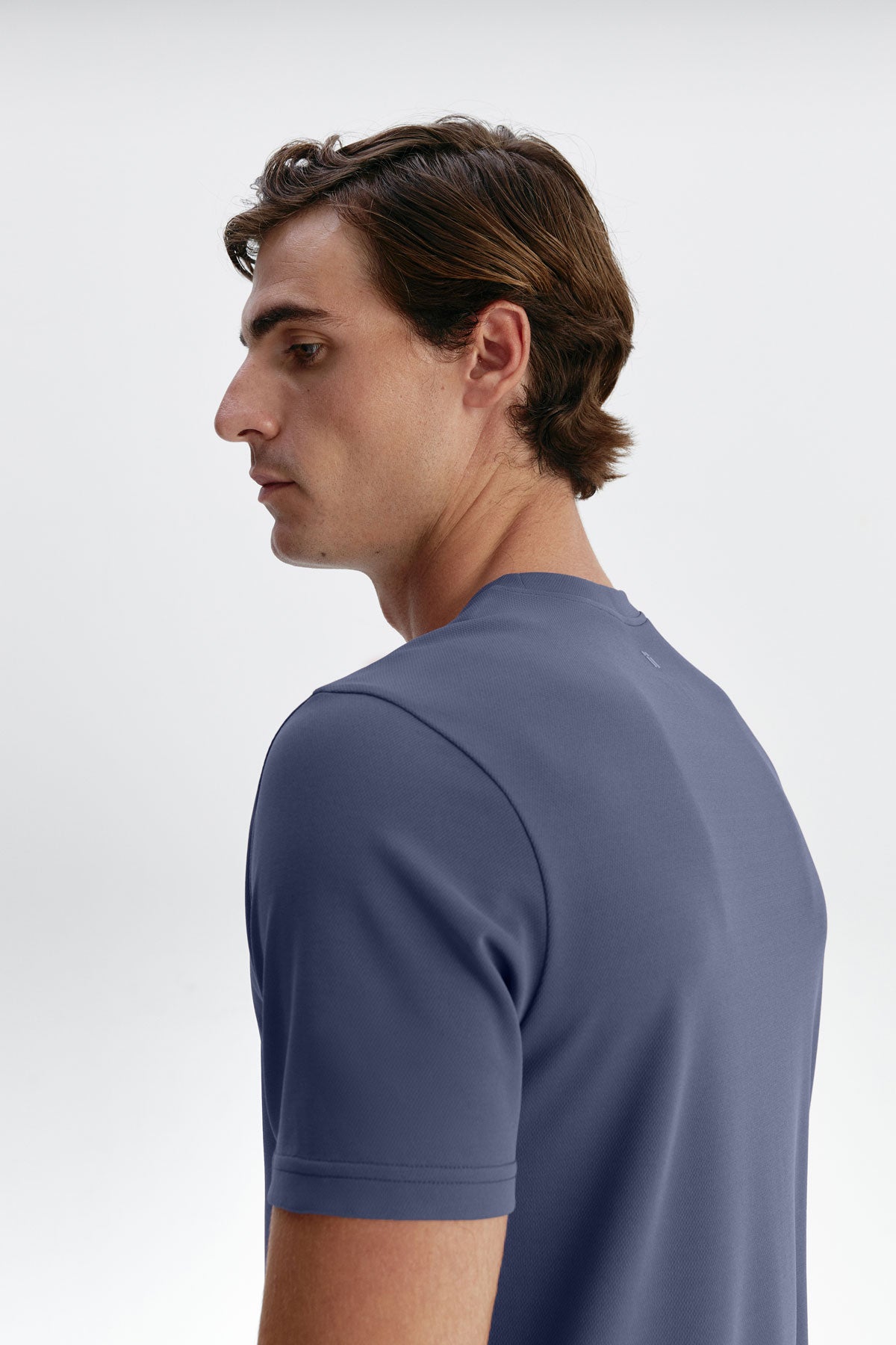 Camiseta azul de hombre con tecnología antimanchas y antiarrugas. Foto detalles.