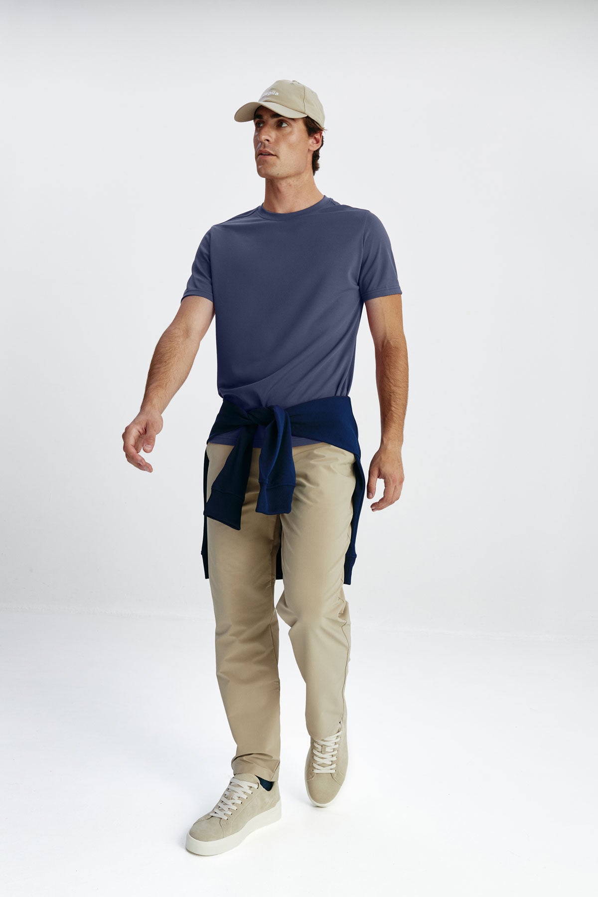 Camiseta azul de hombre con tecnología antimanchas y antiarrugas. Foto de cuerpo entero.