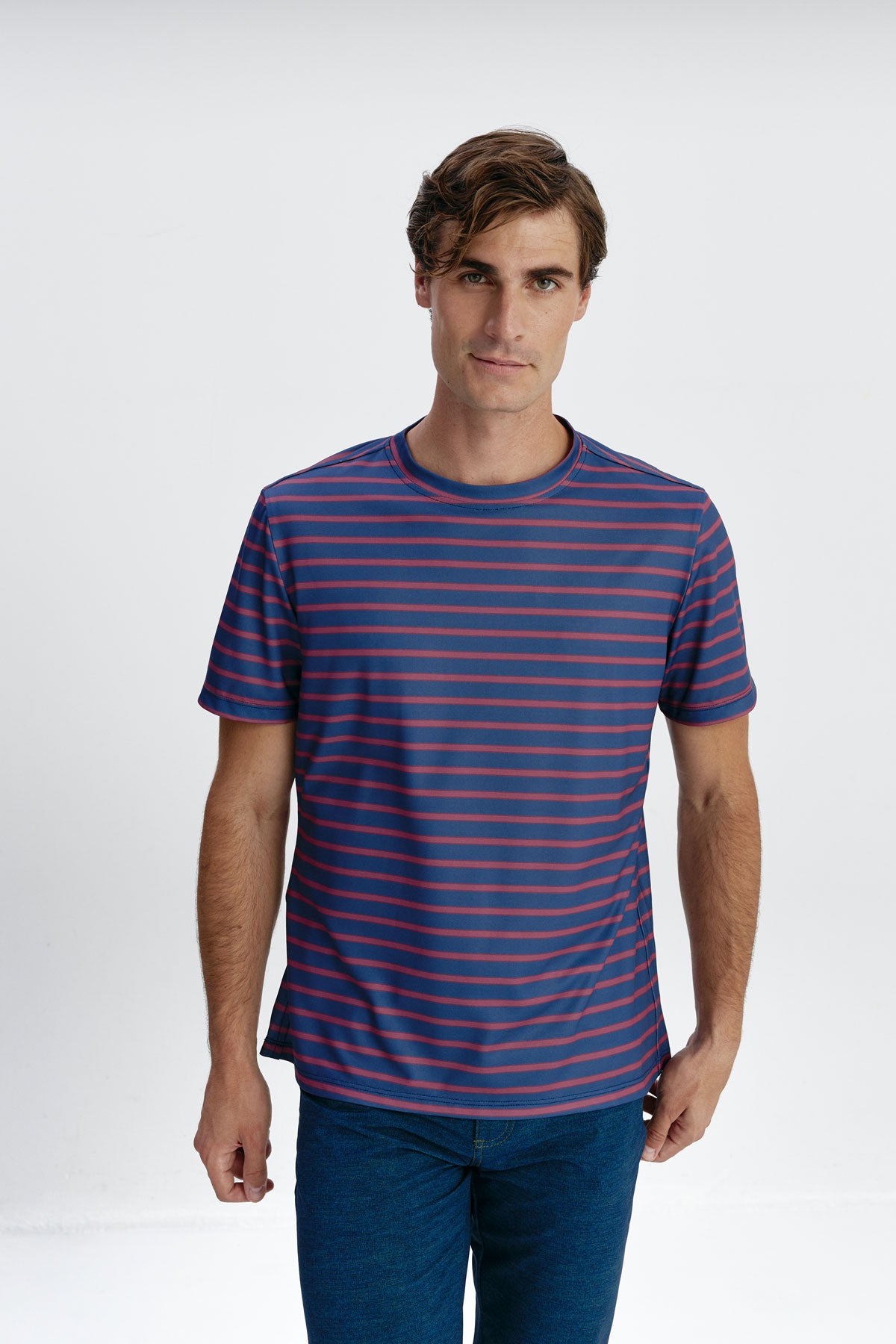 Camiseta de hombre con rayas granate con tecnología antimanchas y antiarrugas. Foto de frente.