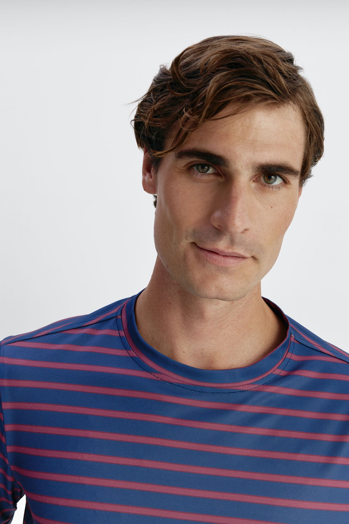 Camiseta de hombre con rayas granate con tecnología antimanchas y antiarrugas. Foto detalles.