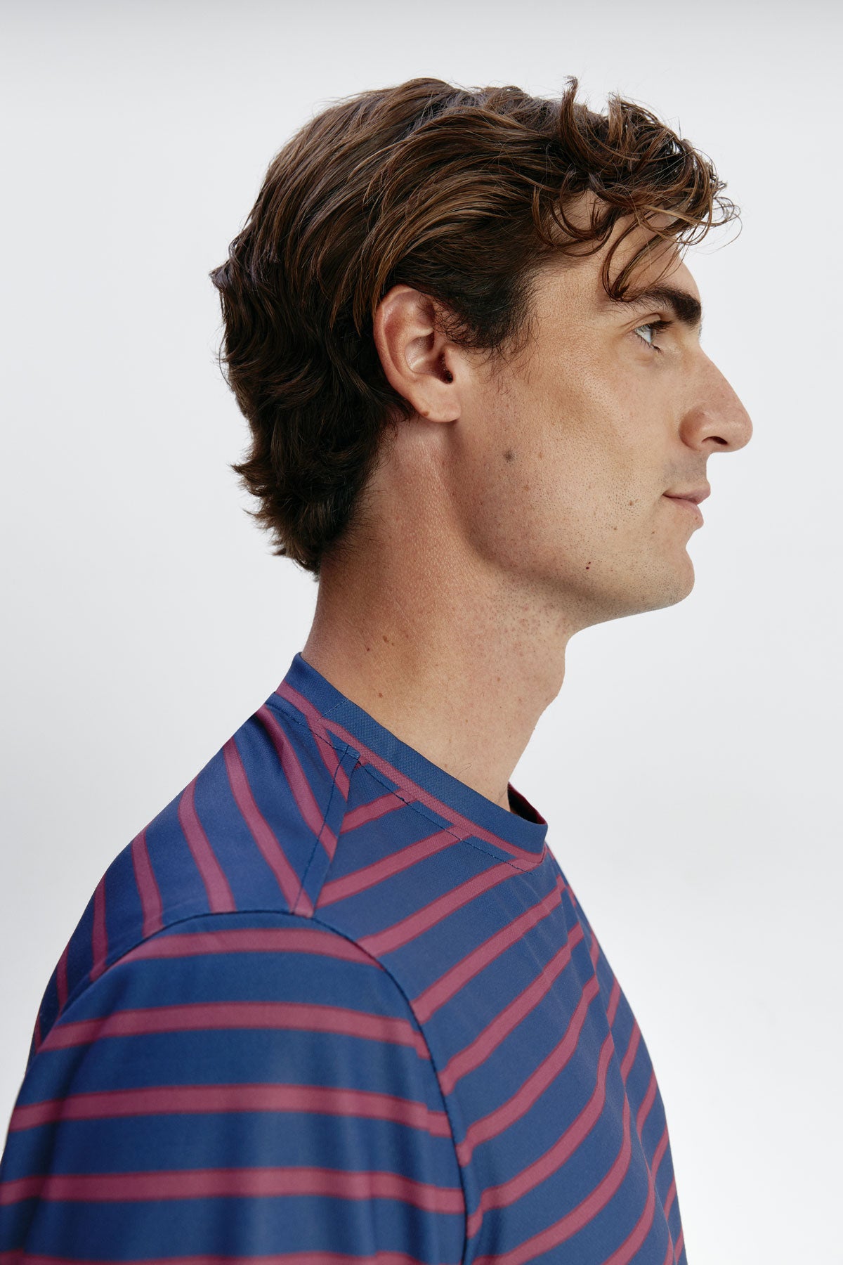Camiseta de hombre con rayas granate con tecnología antimanchas y antiarrugas. Foto de perfil