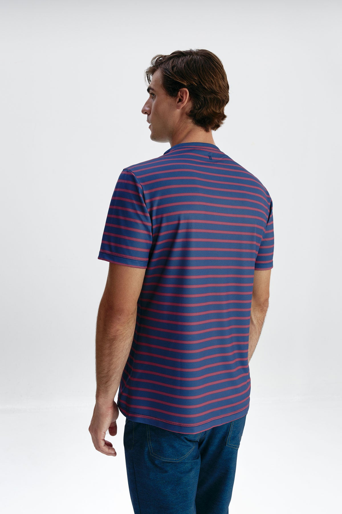 Camiseta de hombre con rayas granate con tecnología antimanchas y antiarrugas. Foto de espaldas.