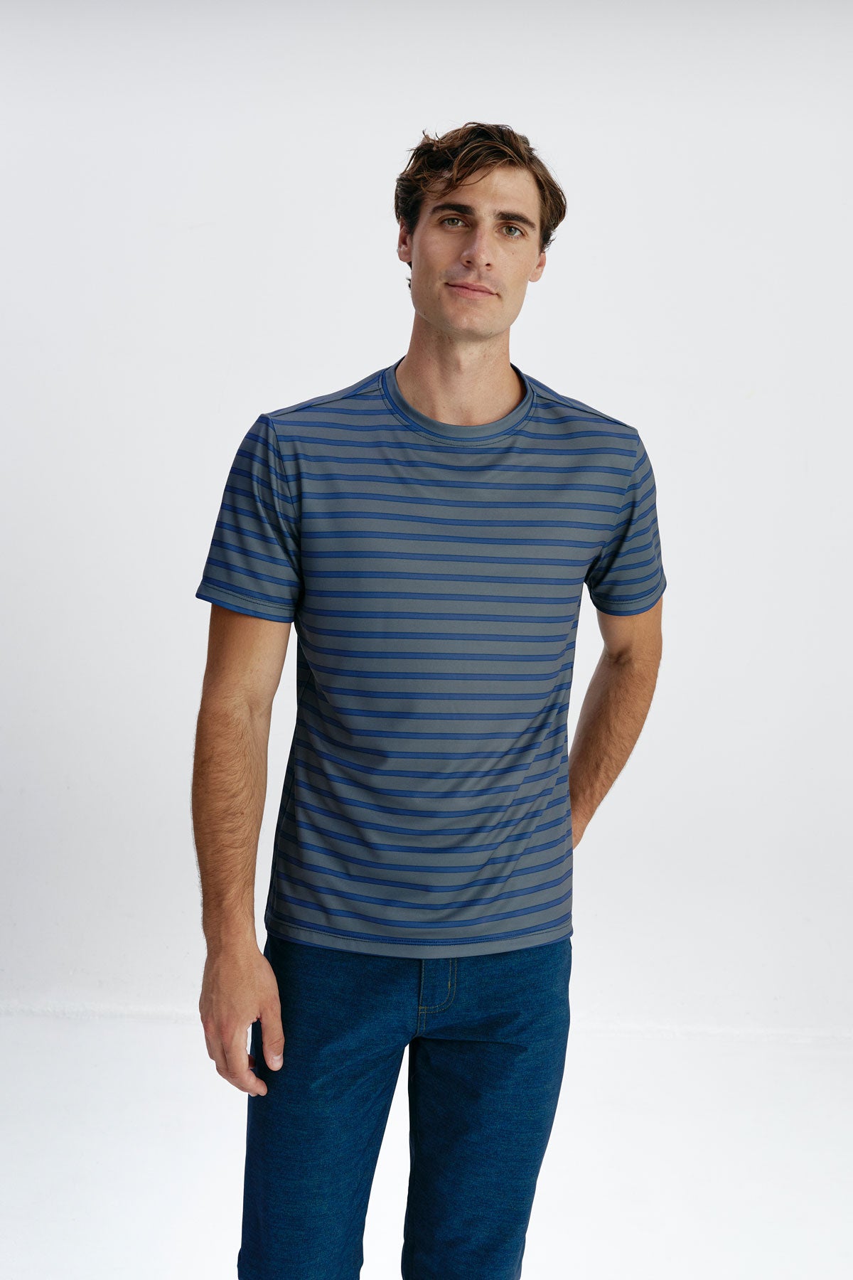 Camiseta de hombre con rayas grises con tecnología antimanchas y antiarrugas. Foto de frente.