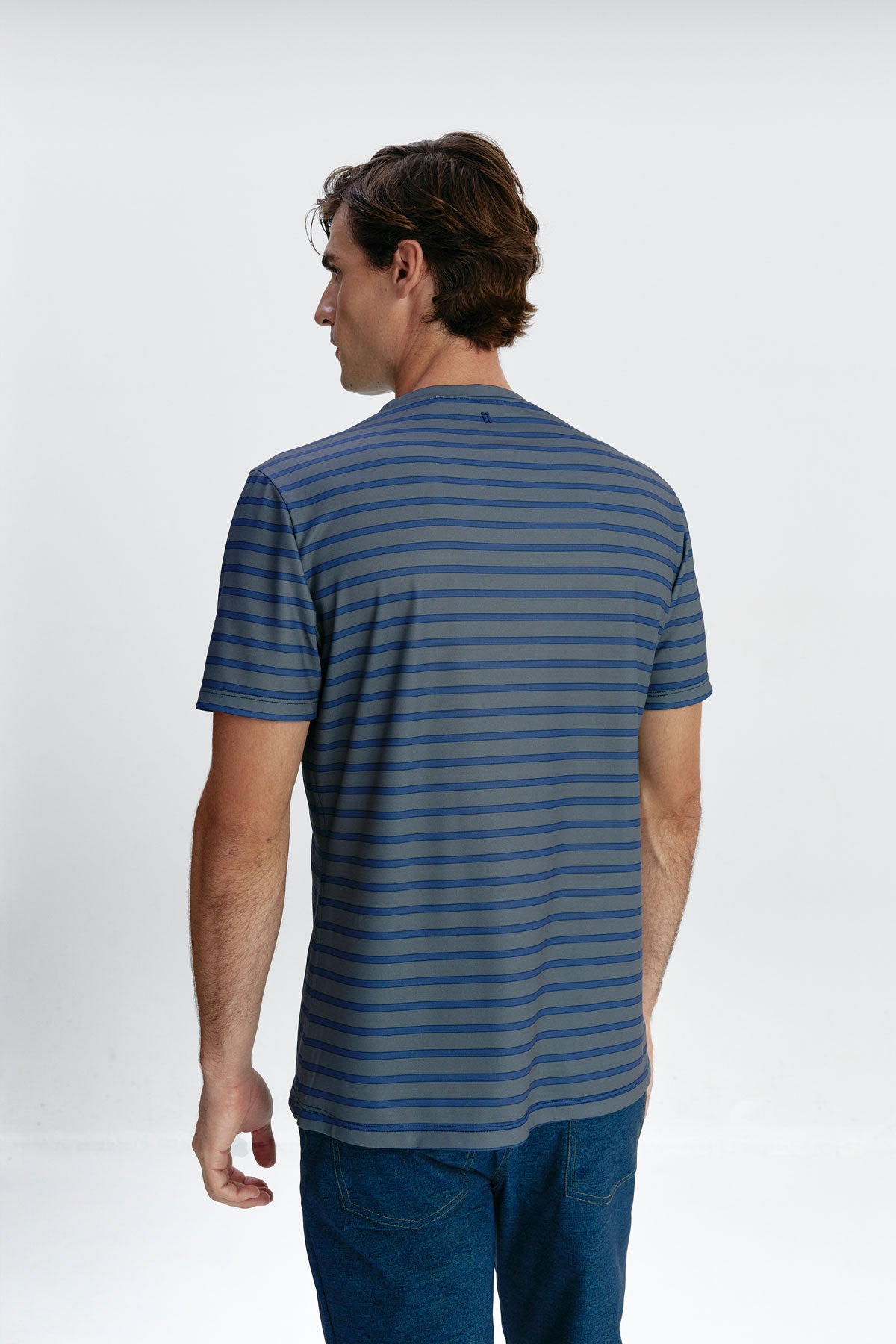 Camiseta de hombre con rayas grises con tecnología antimanchas y antiarrugas. Foto de espaldas.