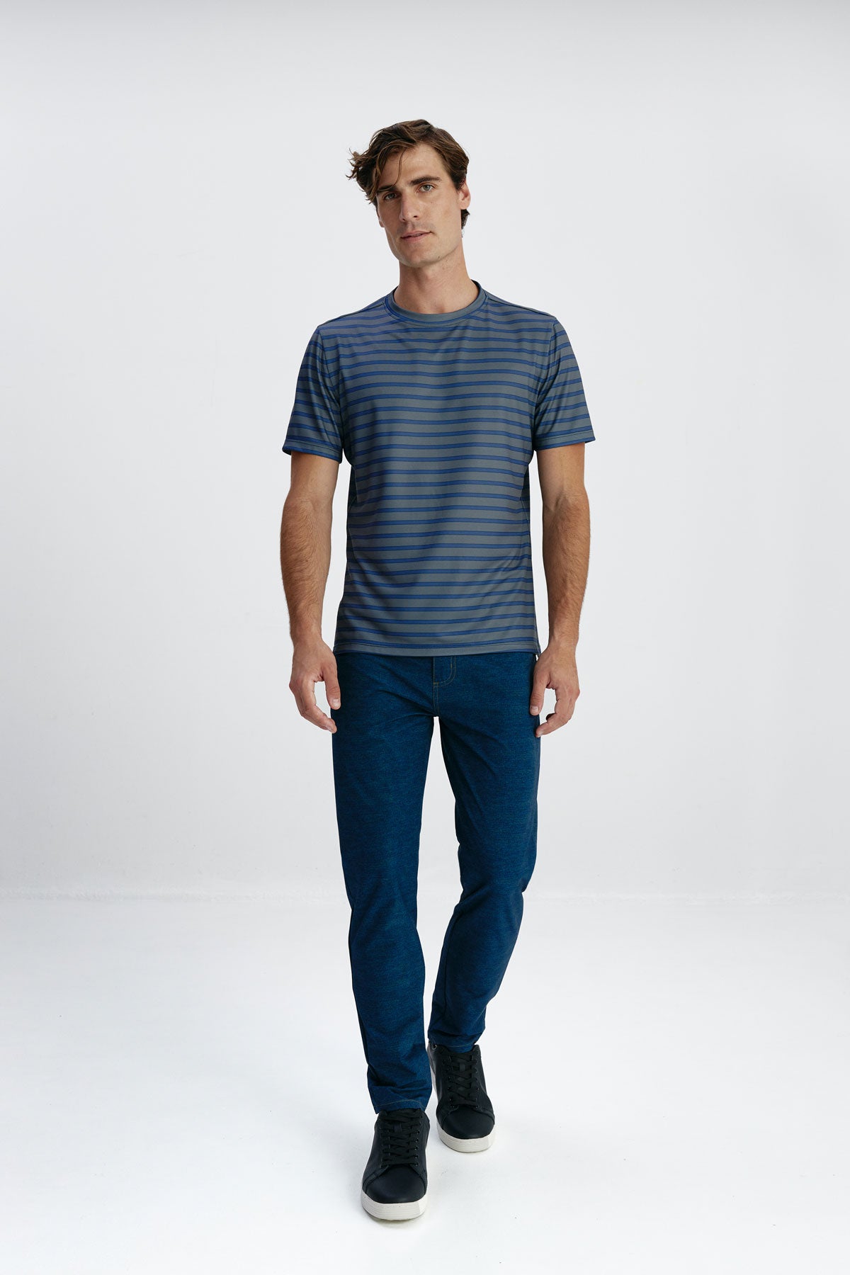 Camiseta de hombre con rayas grises con tecnología antimanchas y antiarrugas. Foto de cuerpo entero.