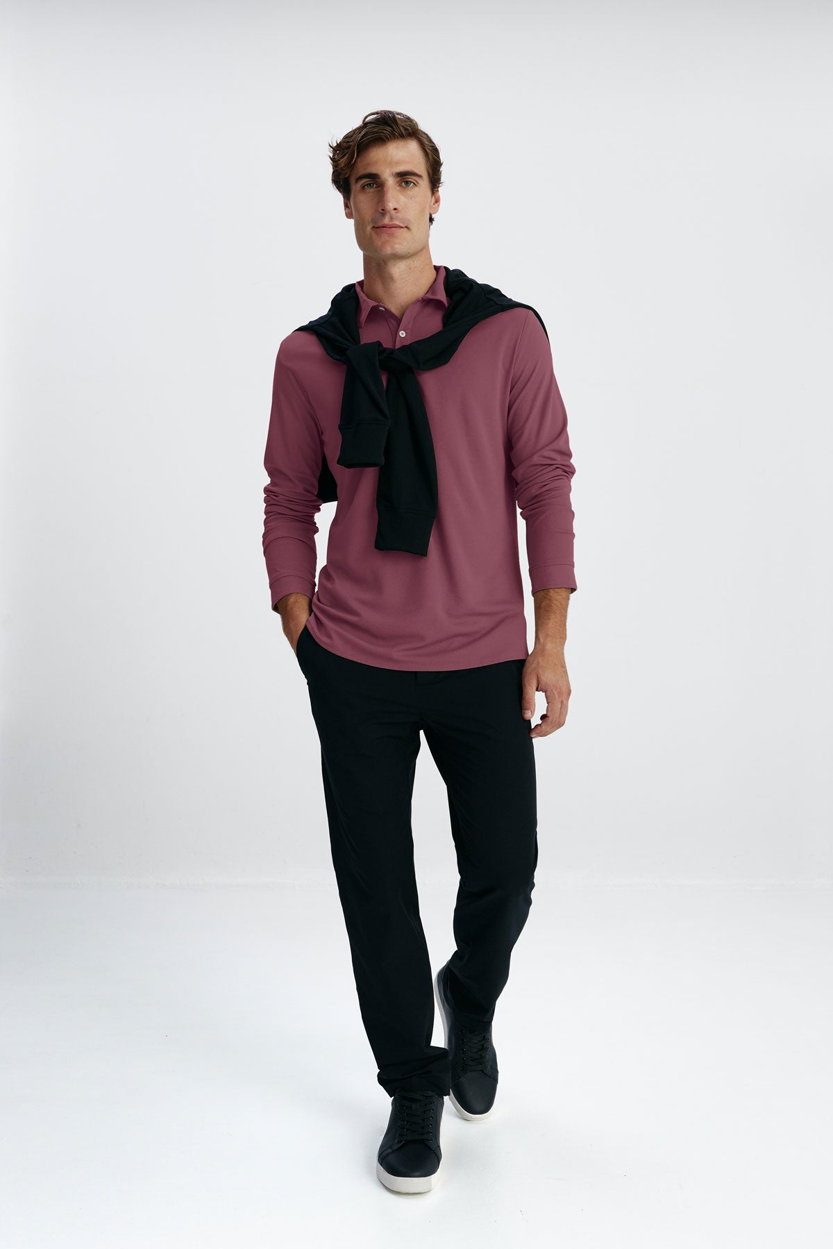 Polo de manga larga para hombre granate: Polo de manga larga para hombre en color granate, sin arrugas, antimanchas, ligero y flexible para mayor comodidad. Foto de cuerpo entero.