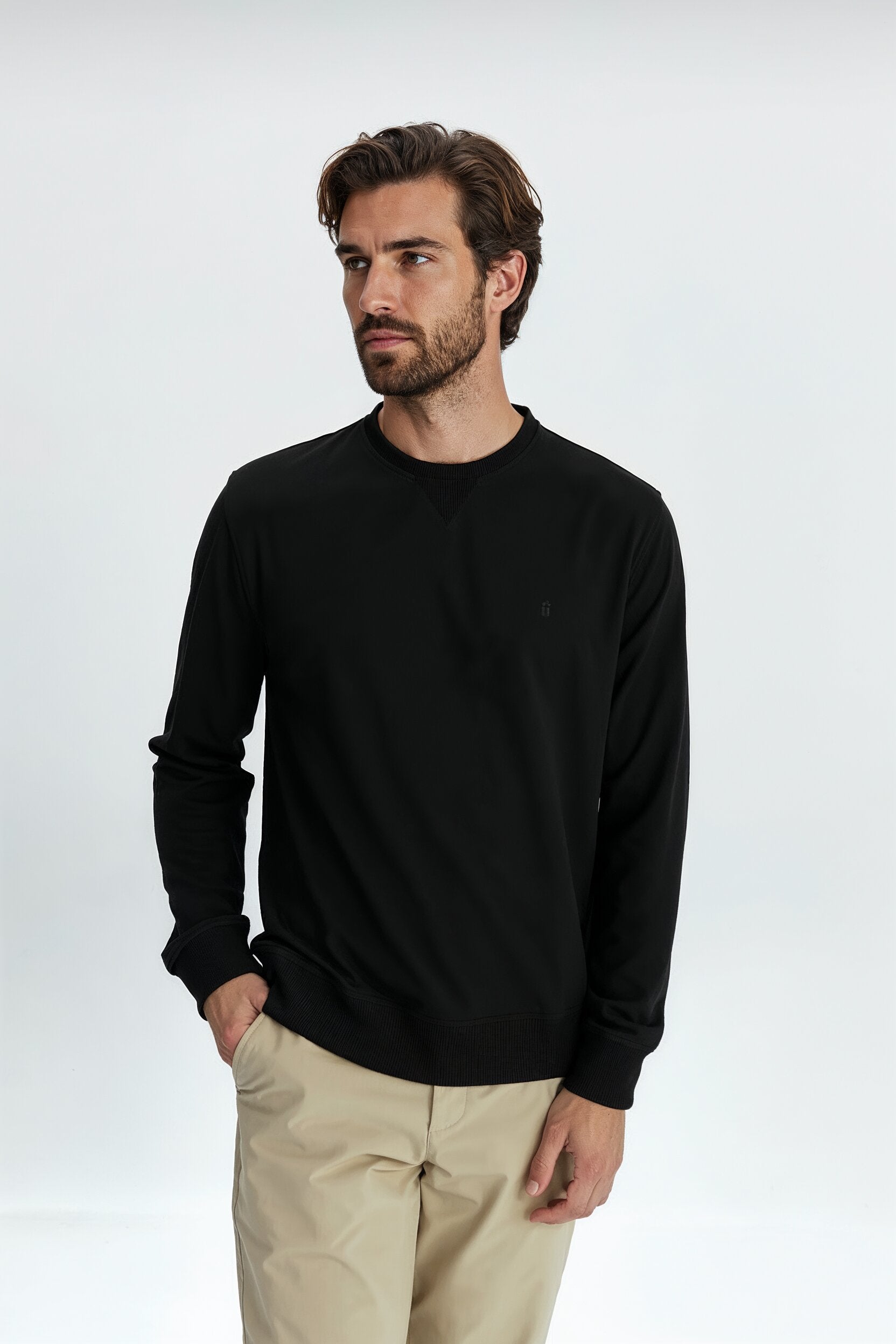 sudadera negra hombre plano medio 