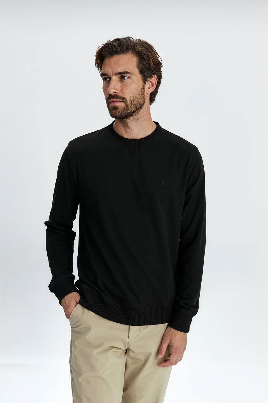 sudadera negra hombre plano medio 