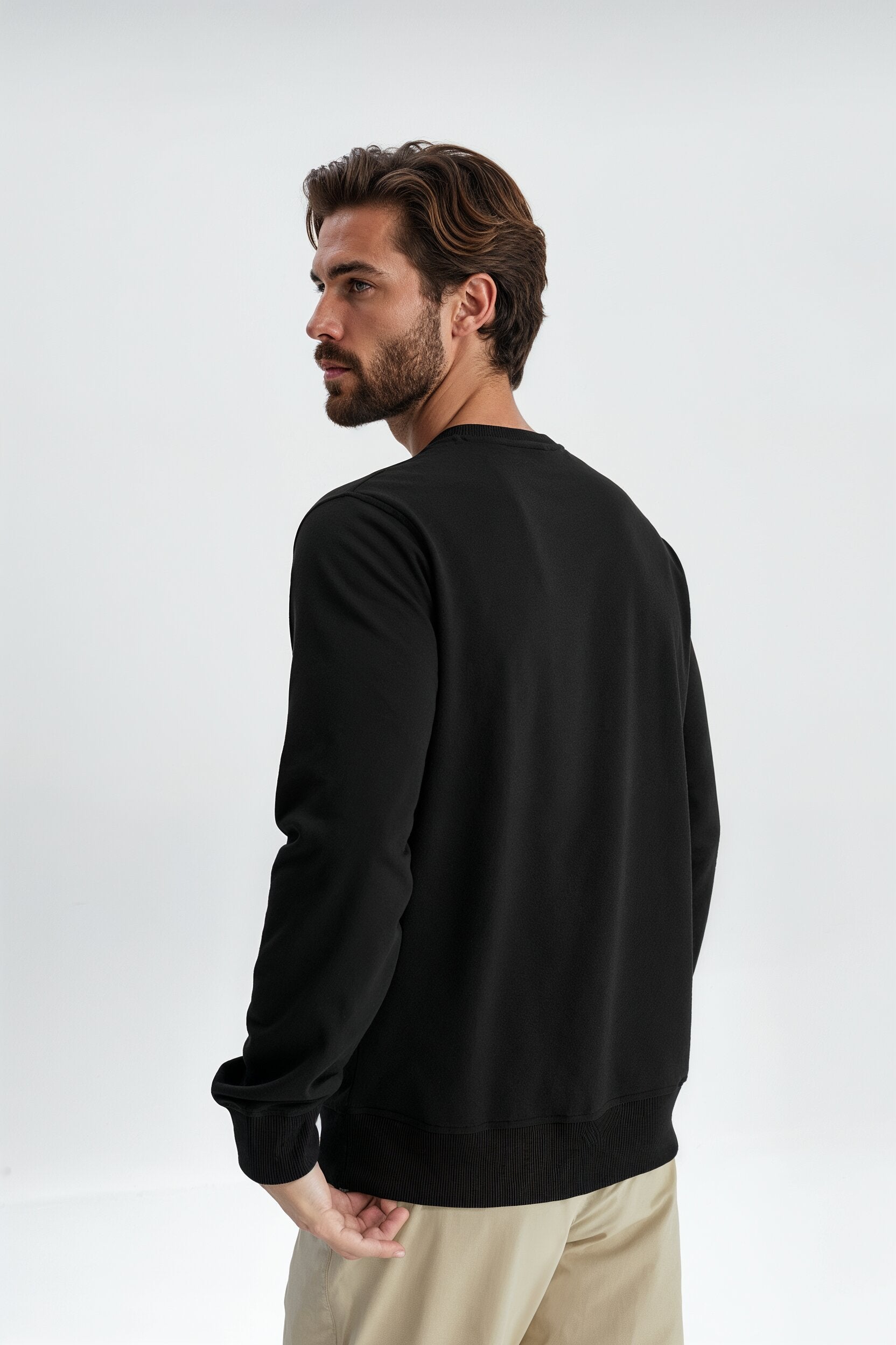 sudadera negra hombre espaldas 